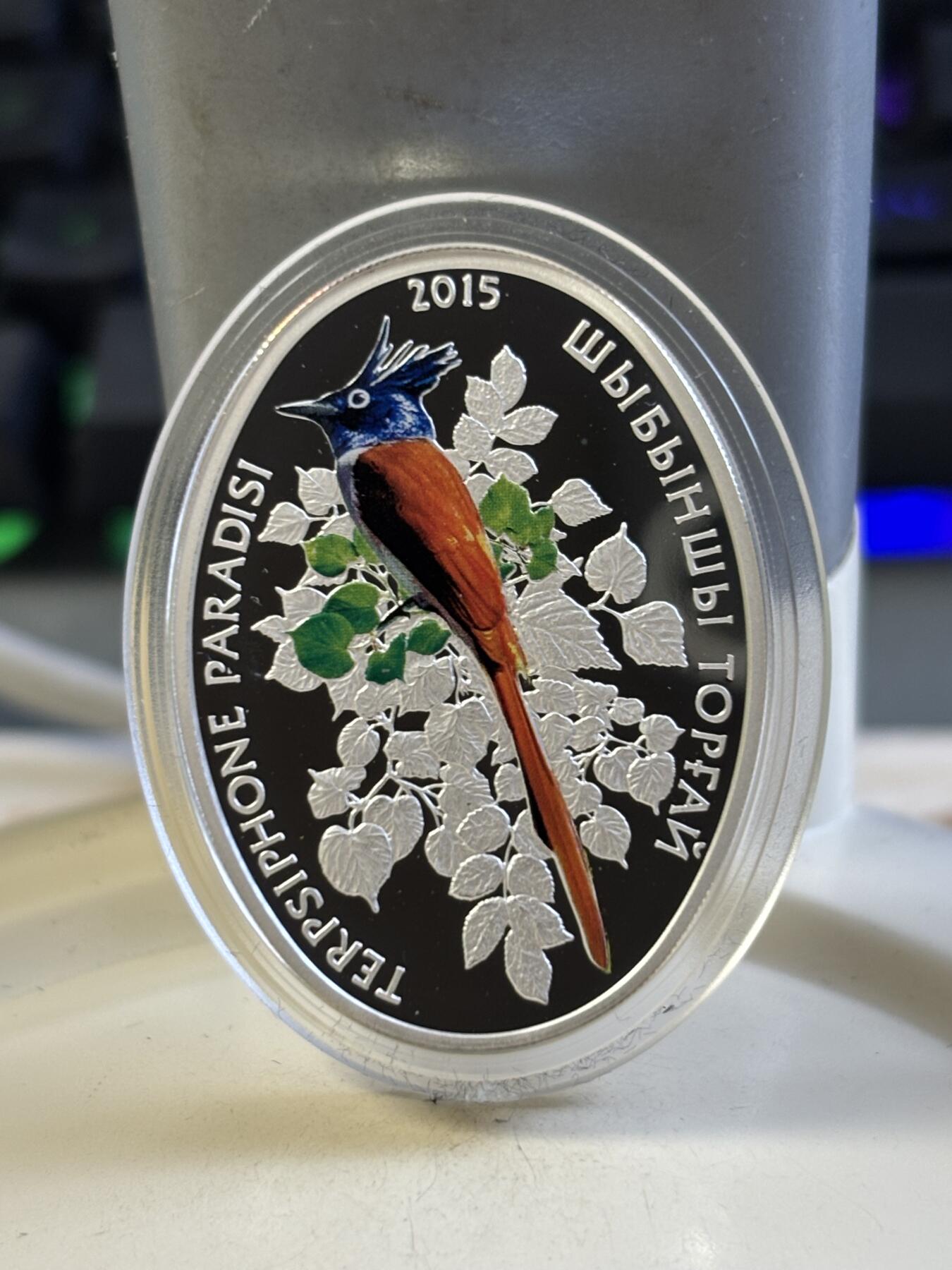 第183期拍卖 哈萨克斯坦2015年鸟类彩色椭圆形纪念银币，925银，31.1克，发行3000枚