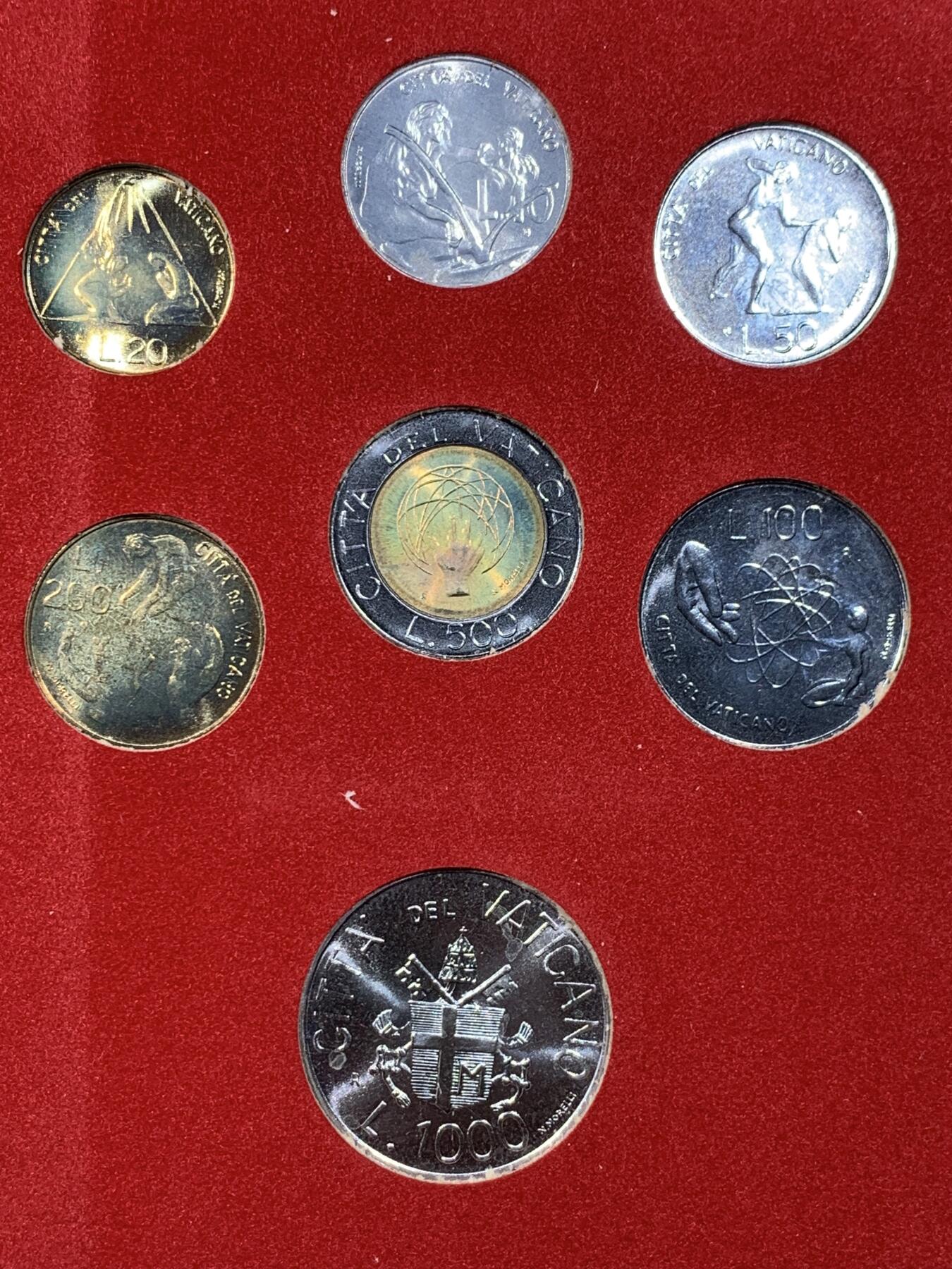 《竞宝斋》第443场 周日，周一，2场连拍 （全场包邮） 梵蒂冈1983年7枚官方套币，含1枚1000里拉银币。