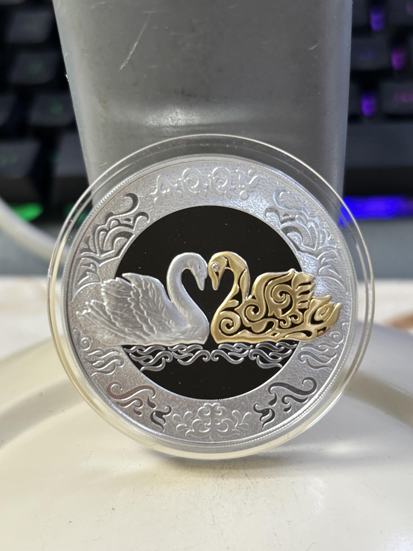 第183期拍卖 哈萨克斯坦2021年天鹅镶嵌钻石镀金纪念银币，925银，发行量4000枚