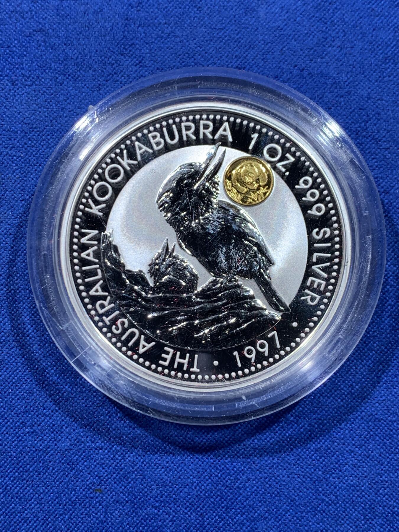 《竞宝斋》第443场 周日，周一，2场连拍 （全场包邮） 澳大利亚 1997年 笑翠鸟 熊猫镶嵌银币 每枚含纯银1盎司999银，镶嵌部分重约0.5克黄金，发行1.5万枚，为上海国际钱币展而发行，细节见图。