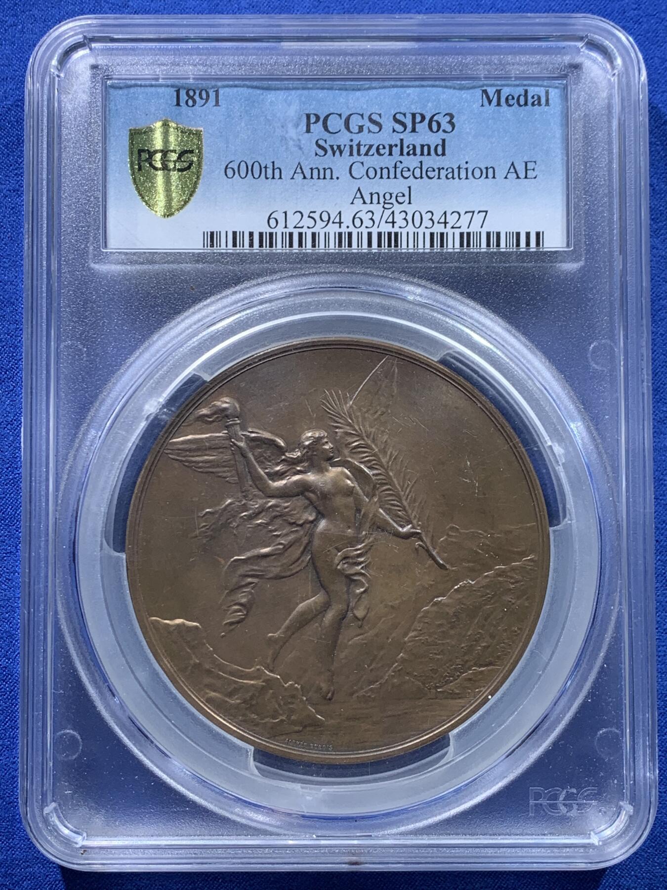 《竞宝斋》第443场 周日，周一，2场连拍 （全场包邮） PCGS SP63 亚军分 瑞士1891年联邦600周年飞天清凉女神大铜章，68mm大规格，151g，厚重压手。背生双翼的飞天女神在山间翱翔，手持火炬与橄榄枝，画面生动美好。收藏级大尺寸清凉章，更高仅1枚64，加厚盒。