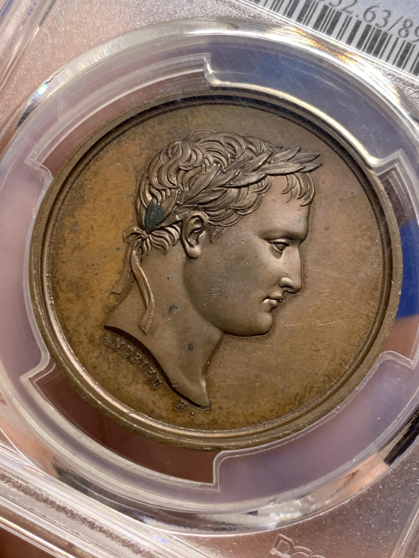 《竞宝斋》第443场 周日，周一，2场连拍 （全场包邮） PCGS SP63 高分 1804年原铸 法国皇帝拿破仑一世罕见卢浮宫博物馆题材铜章。正面拿破仑皇帝，背面博物馆展厅，雕刻细腻叹为观止。少见品。