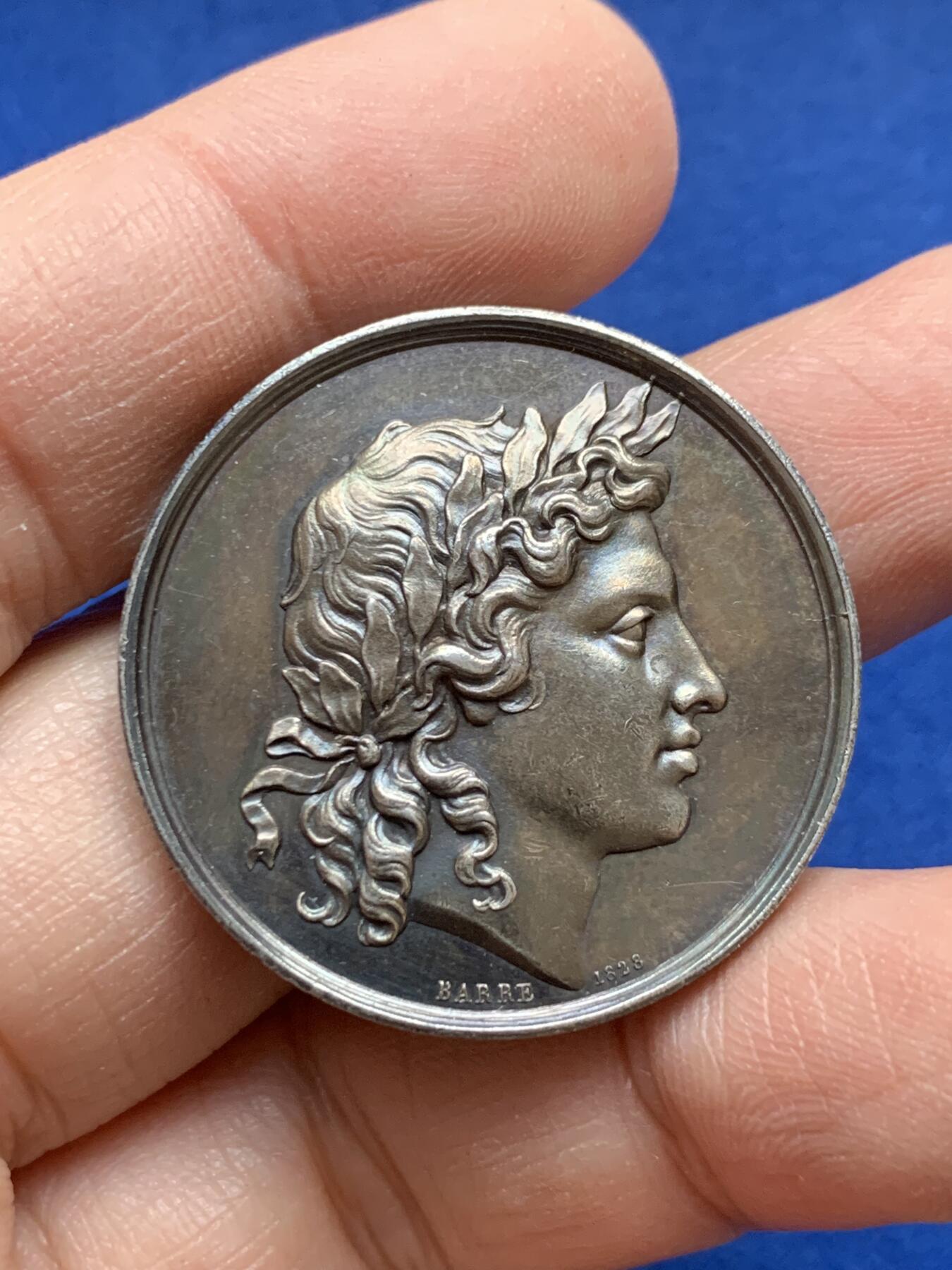 《竞宝斋》第443场 周日，周一，2场连拍 （全场包邮） 法国1828年里昂雅典娜艺术学院银质奖章 33.5mm 15.05g 神灯边铭 早期边铭