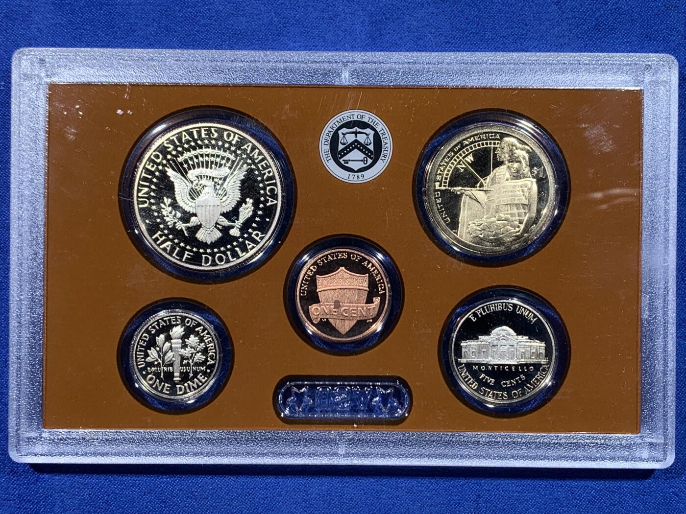 《竞宝斋》第443场 周日，周一，2场连拍 （全场包邮） 美国2014年精制套币（3本：总统币4枚，州币5枚，流通币5枚有萨卡嘉维亚）细节见图