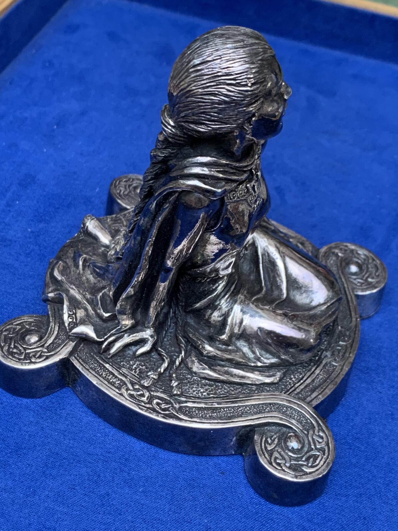 《竞宝斋》第443场 周日，周一，2场连拍 （全场包邮） 英国凯尔特少女坐像摆件 925银包银 1997年谢菲尔德官方银标识 总重434克 细节见图