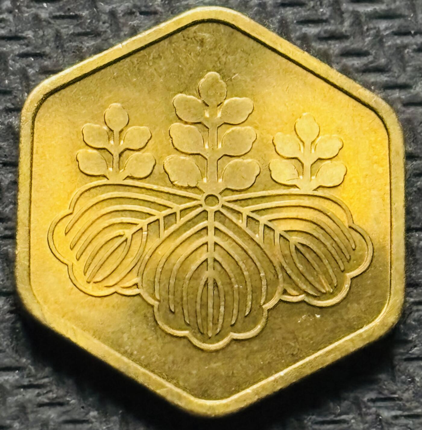 文馨钱币收藏第 284 场，【 长期接收代拍品】老藏家拍品南朝鲜李承晚时期货币，泰国大型纪念币，土耳其各时期及各国套币场 全新日本 1985 年牛年纪念铜章