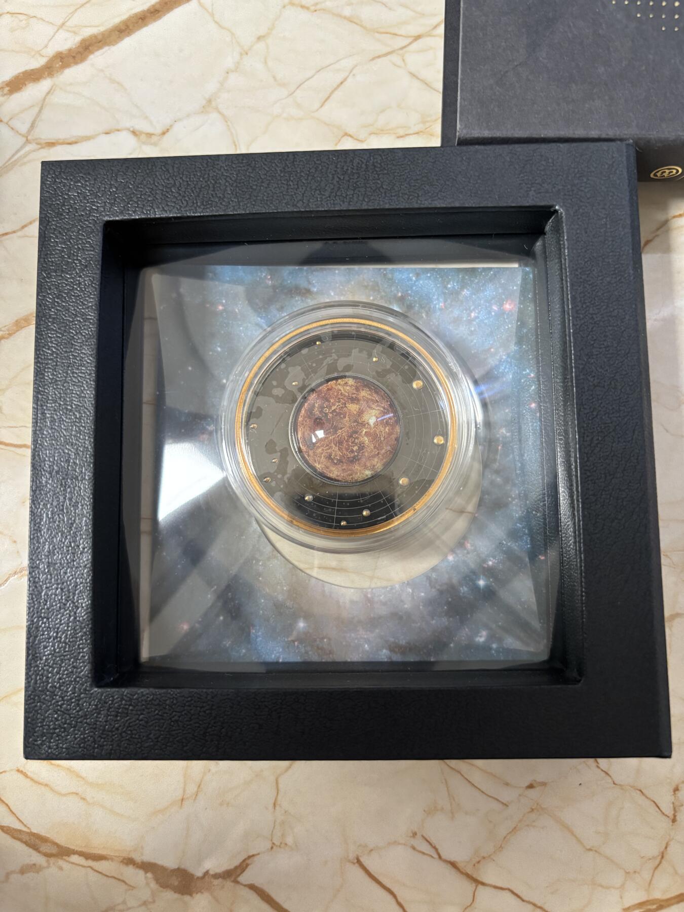 第184期拍卖 喀麦隆2021年太阳系系列金星钌化镀金彩印纪念银币，999银钌化镀金，17.5克，发行555枚，有氧化