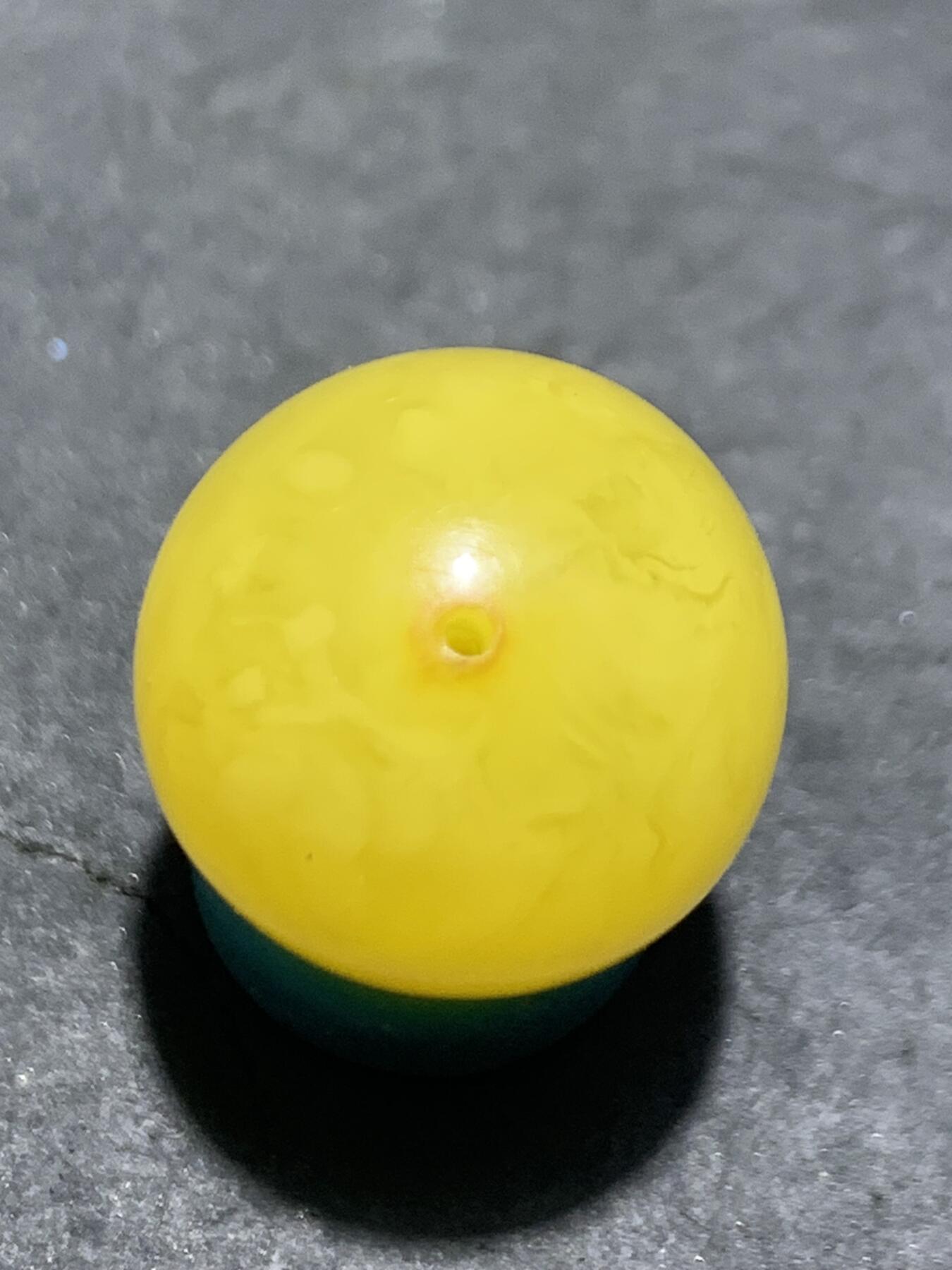 天然乌克兰原矿蜜蜡通货圆珠一颗，