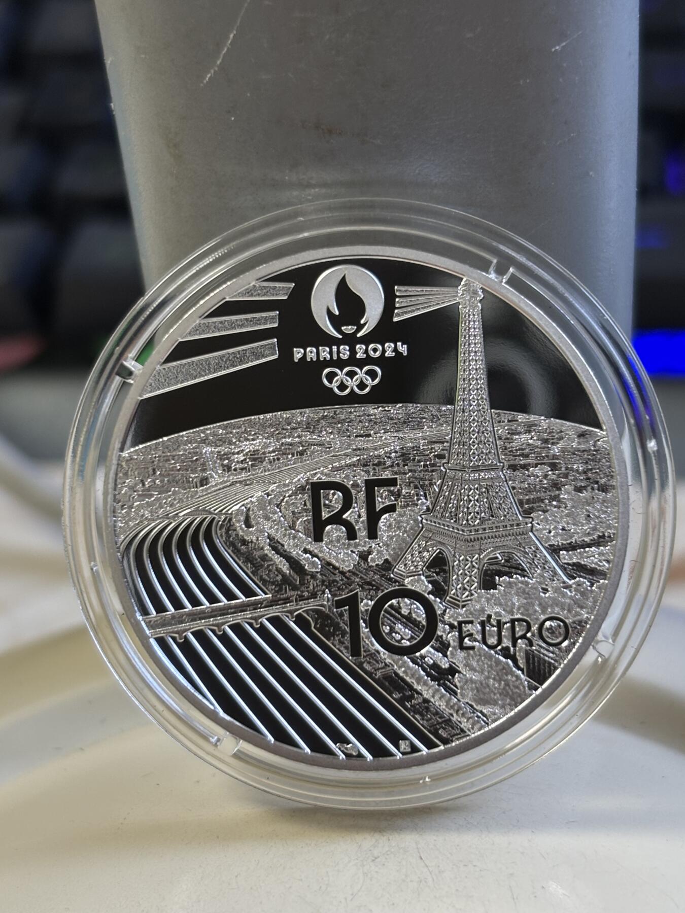 第183期拍卖 法国2023年巴黎文化遗产系列凡尔赛宫精制纪念银币，999银，发行7500枚，边缘有氧化