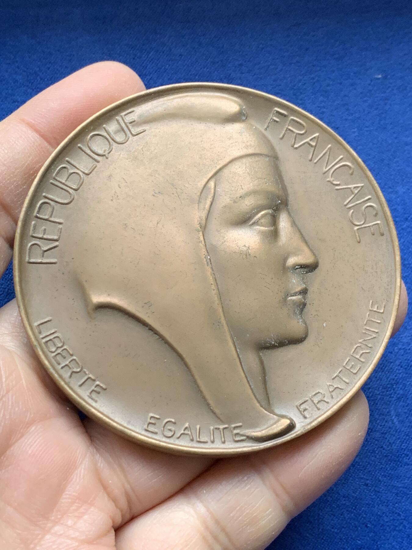 《竞宝斋》第443场 周日，周一，2场连拍 （全场包邮） 法国议会颁发玛丽安娜女神大铜章 136.1克 67.5mm 1971 丰饶角铜标