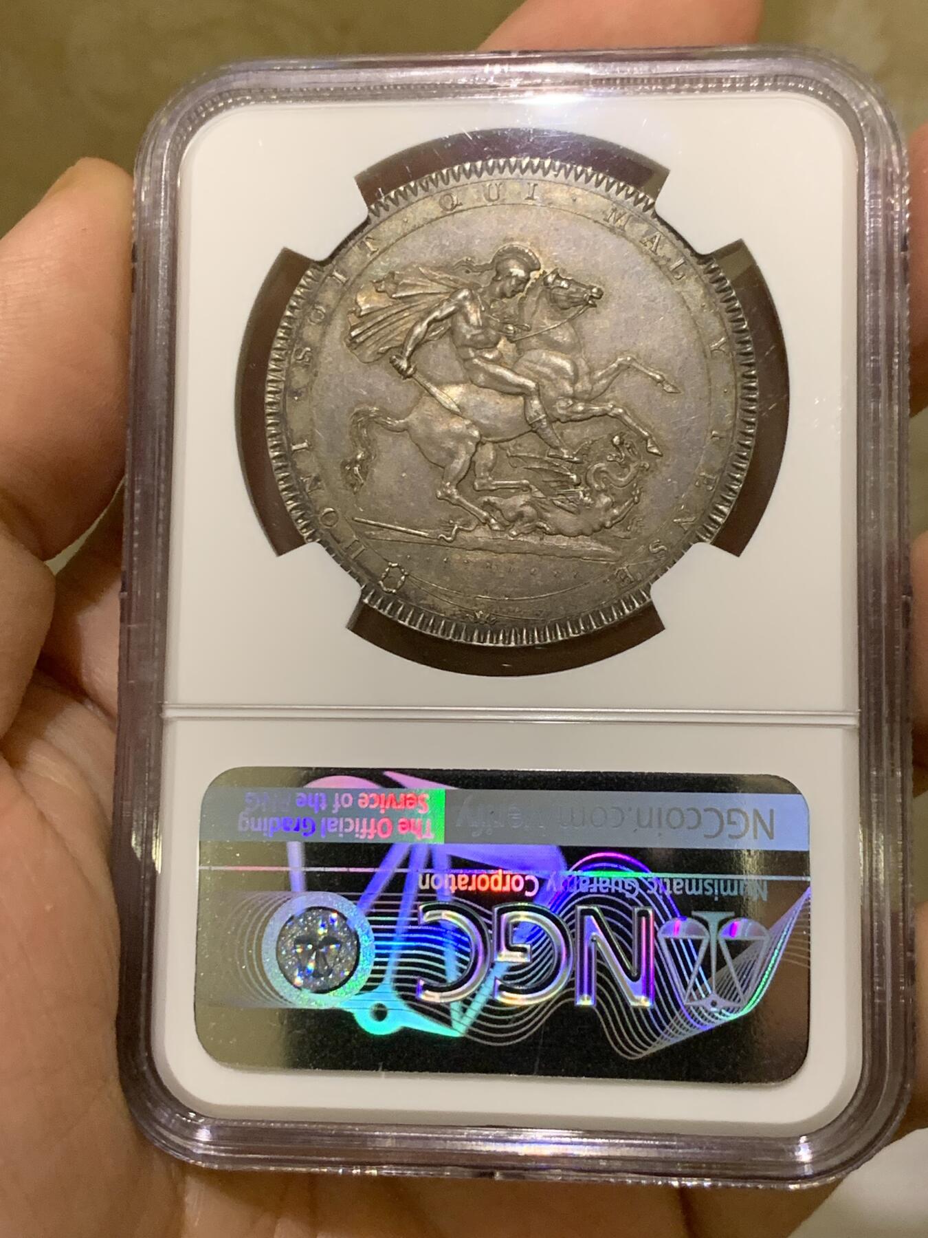 《竞宝斋》第443场 周日，周一，2场连拍 （全场包邮） NGC MS63 英国1818年乔治三世马剑克朗，马剑首年，乔三克朗三个年份中发行量最少的，包浆醇厚，近期价格不断攀升。