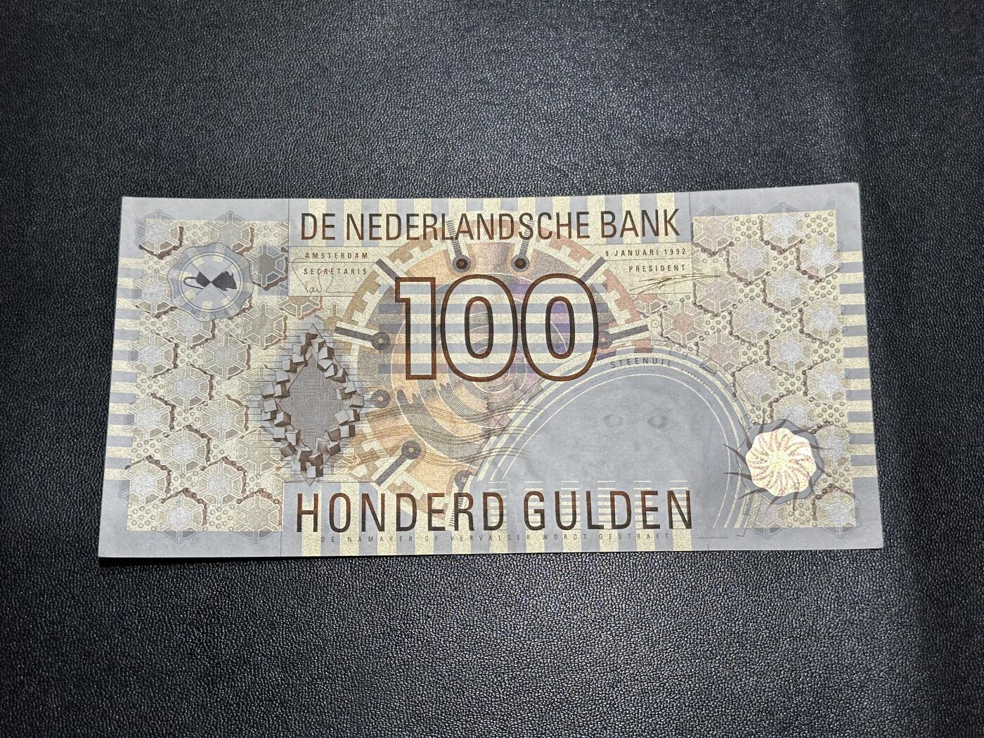 《外钞收藏家》第五百九十期（欧洲强钞、港币、硬通货及丰富裸币大拍场）（本平台长期征集拍品、欢迎藏友们联系合作） 1992年荷兰齿轮版100盾 AU品相