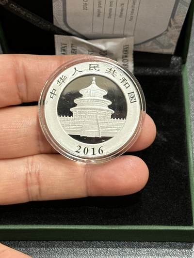 《外钞收藏家》第五百九十期（欧洲强钞、港币、硬通货及丰富裸币大拍场）（本平台长期征集拍品、欢迎藏友们联系合作） - 2015年熊猫银币 30克 带证书和盒子