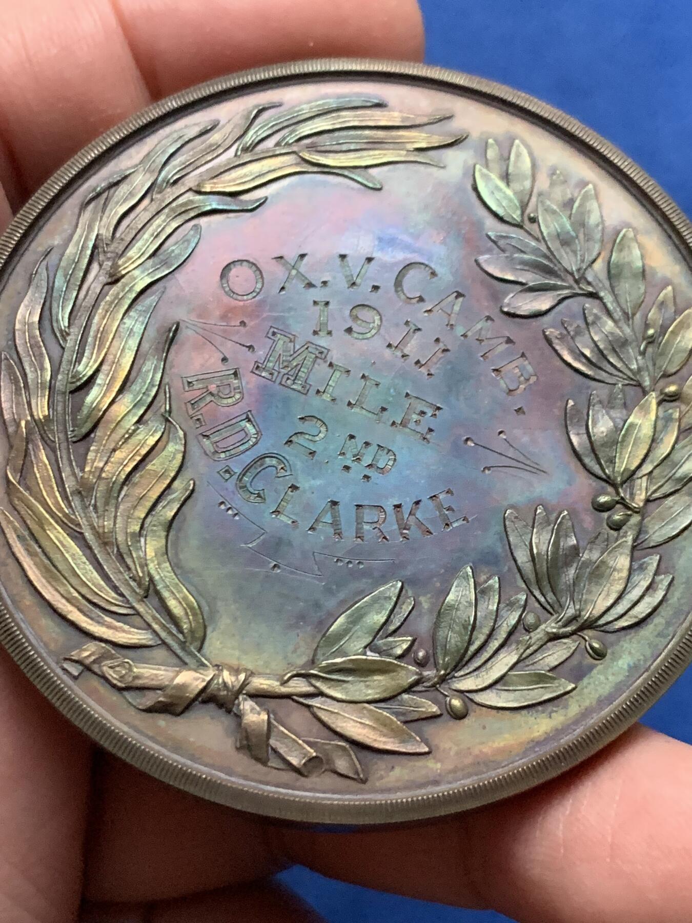 《竞宝斋》第443场 周日，周一，2场连拍 （全场包邮） 英国牛津和剑桥大学竞技运动1911年大型铜奖章，98.7克，60.2mm，盒装，用于牛津对决剑桥的运动赛事中，此章颁发给了一英里田径比赛的第二名R.D.C.LARKE