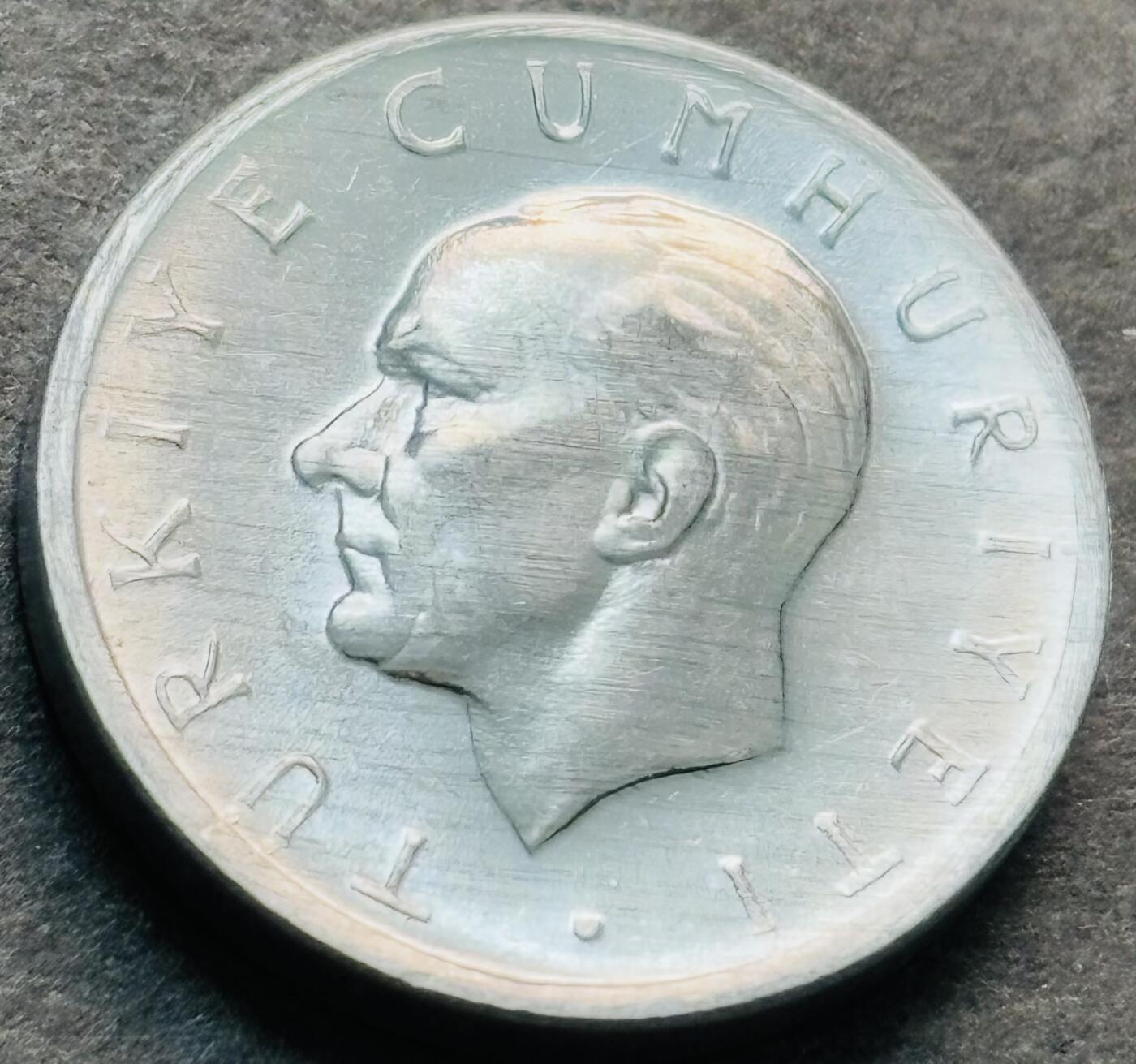 文馨钱币收藏第 284 场，【 长期接收代拍品】老藏家拍品南朝鲜李承晚时期货币，泰国大型纪念币，土耳其各时期及各国套币场 稀少品种星月形向左 原光品相 1981 年土耳其 1 里拉，独年份