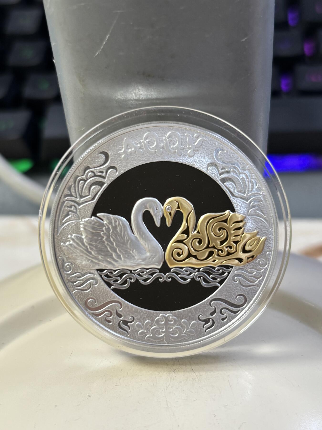 第183期拍卖 哈萨克斯坦2021年天鹅镶嵌钻石镀金纪念银币，925银，发行量4000枚