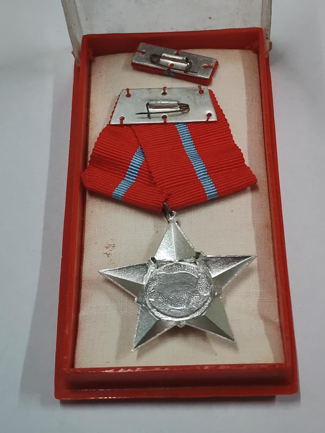 韵星假日拍卖第三十一期 -- Rimey Holidays Auction 31 越南社会主义共和国三级解放战士勋章 软挂版 带原盒略 库存品相