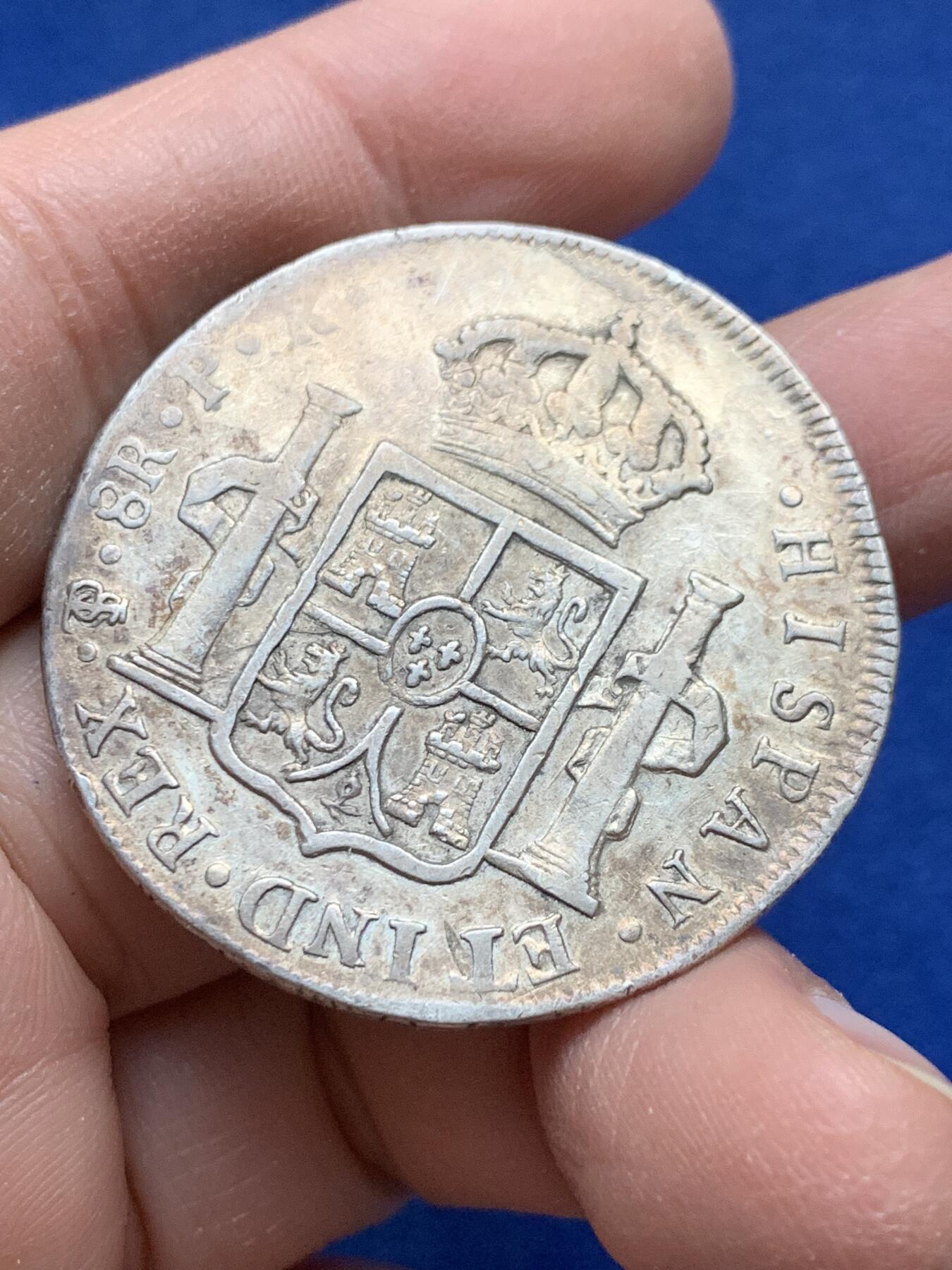 《竞宝斋》第443场 周日，周一，2场连拍 （全场包邮） 西属玻利维亚1790年卡三像过渡版双柱8R银币，过度版稀少，大币胚，特色十足，比同年墨西哥双柱大一圈