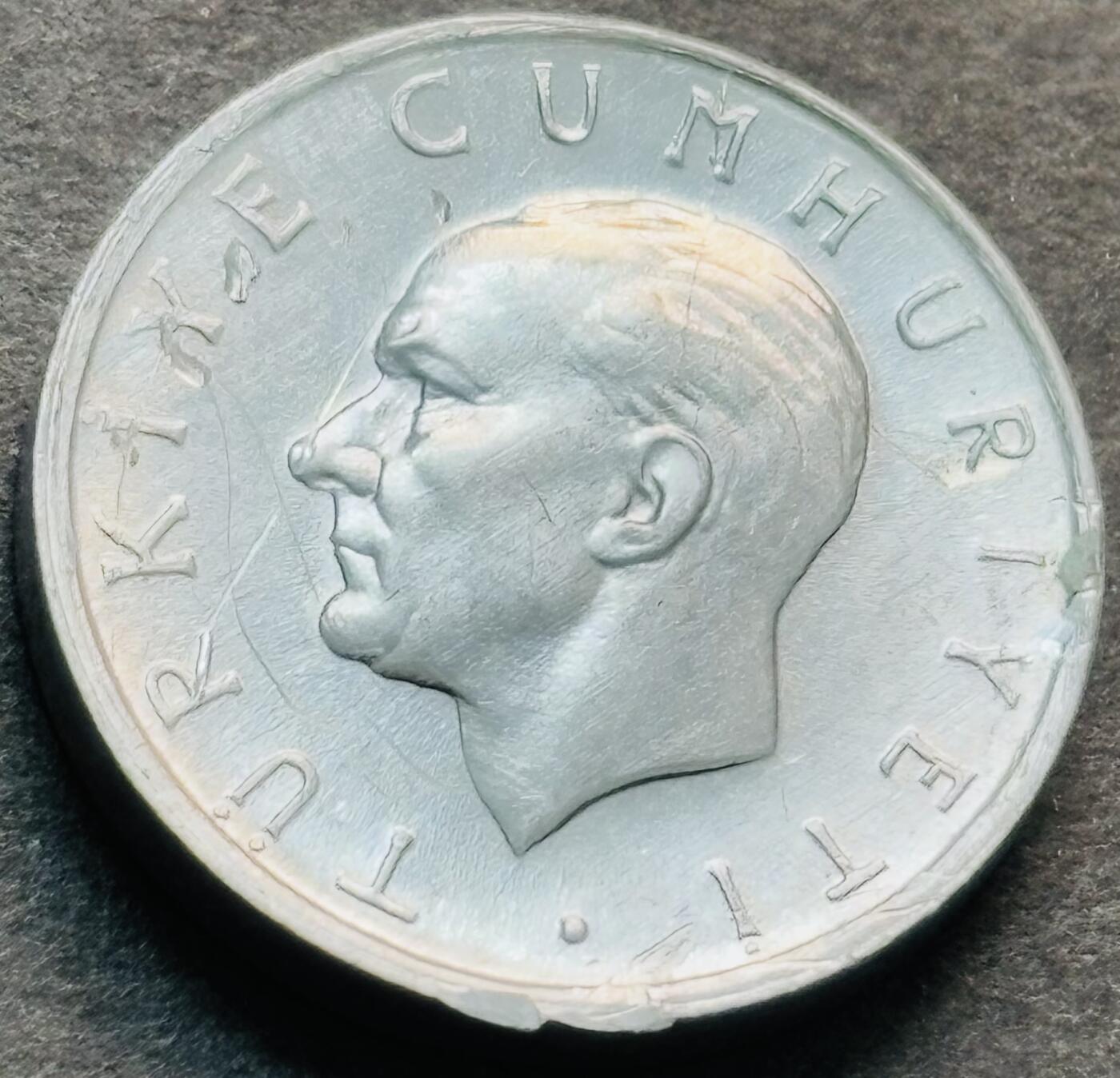 文馨钱币收藏第 284 场，【 长期接收代拍品】老藏家拍品南朝鲜李承晚时期货币，泰国大型纪念币，土耳其各时期及各国套币场 稀少星月形向左原光品相 1981 年土耳其 1 里拉铝币，独年份