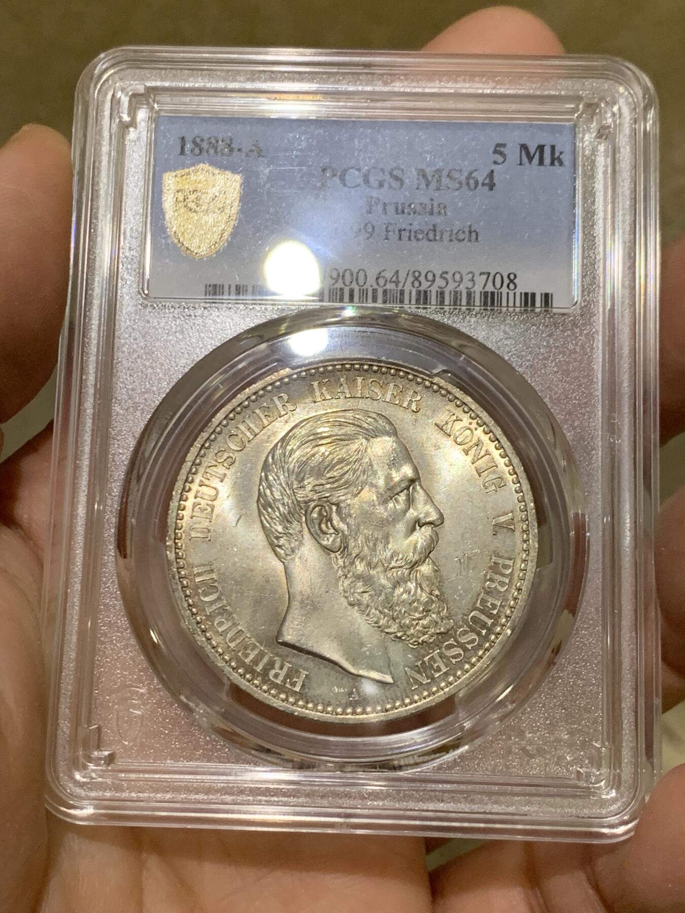 《竞宝斋》第443场 周日，周一，2场连拍 （全场包邮） PCGS MS64 德国普鲁士1888年弗里德里希短翅鹰流通5马克银币，大热门品种，十字转光 ，细节见图。