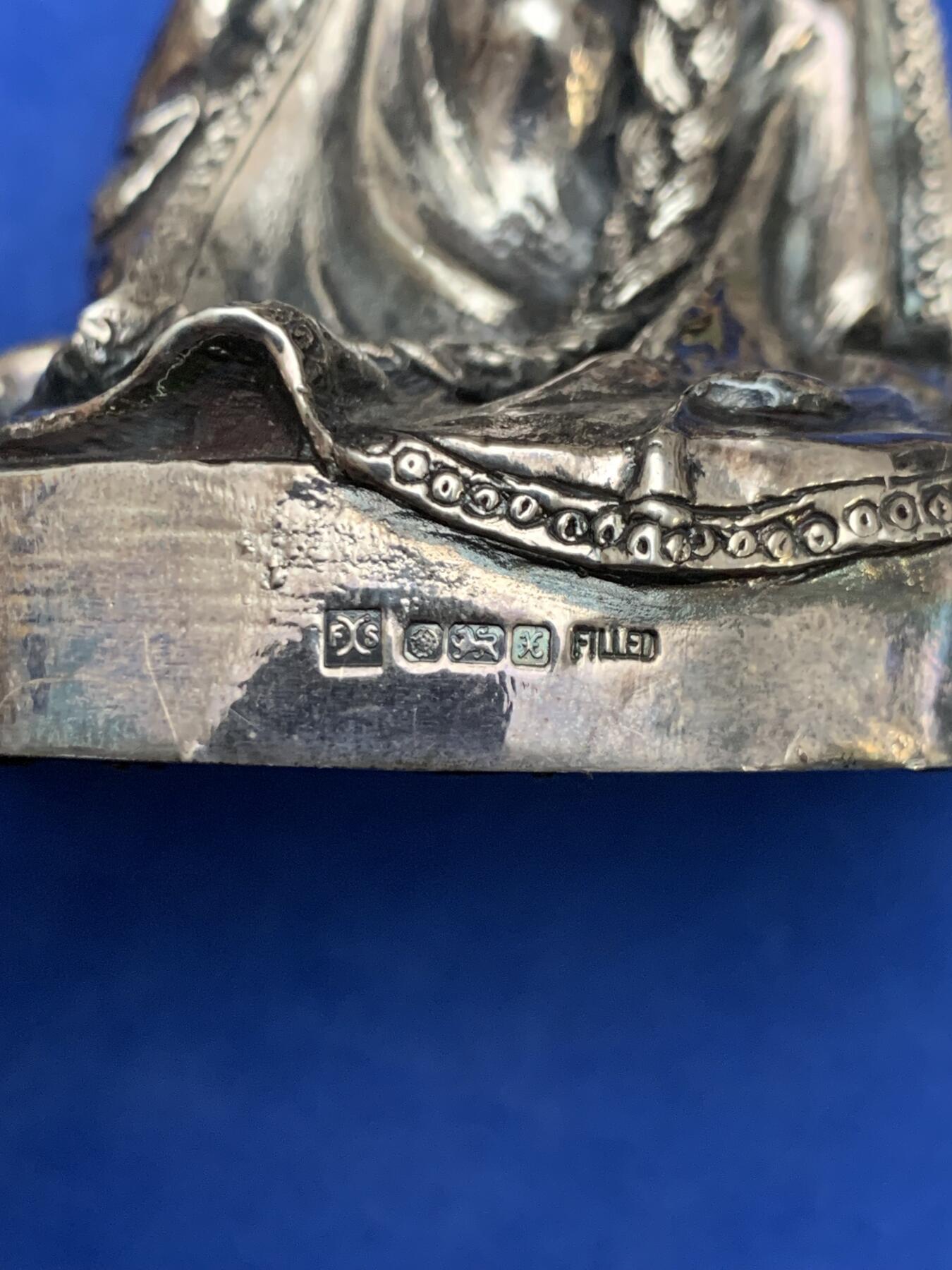 《竞宝斋》第443场 周日，周一，2场连拍 （全场包邮） 英国凯尔特少女坐像摆件 925银包银 1997年谢菲尔德官方银标识 总重434克 细节见图