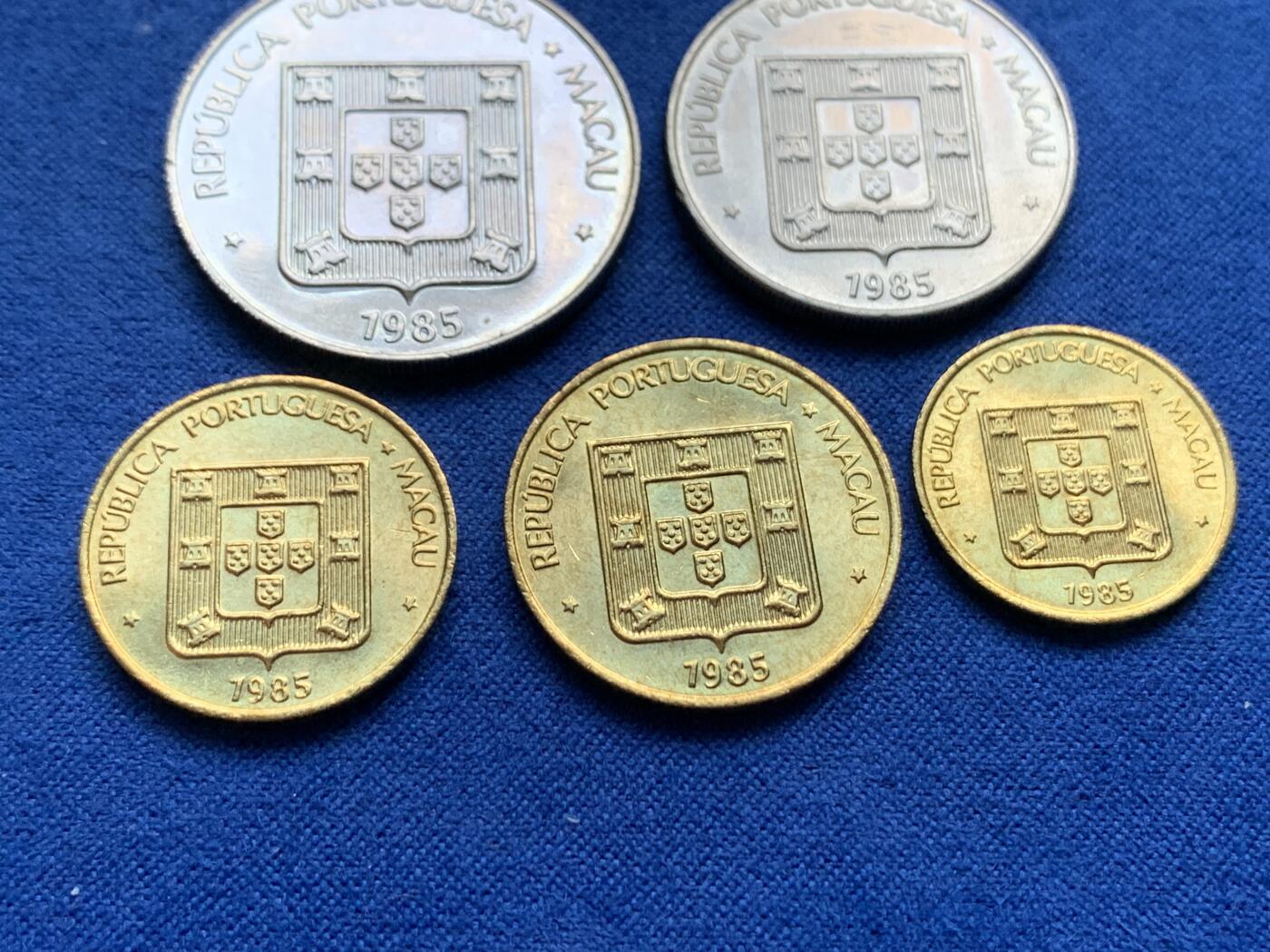 《竞宝斋》第443场 周日，周一，2场连拍 （全场包邮） 五枚一组 澳门1985年龙/鱼/福/禄/寿币 少见