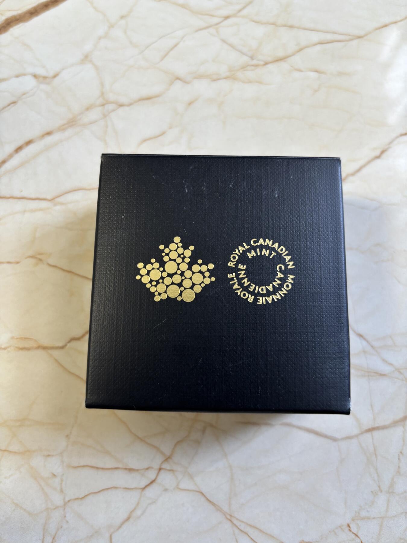 第183期拍卖 加拿大2023年枫叶发行35周年超高浮雕1盎司局部镀金银币，9999银镀金，发行8000枚，