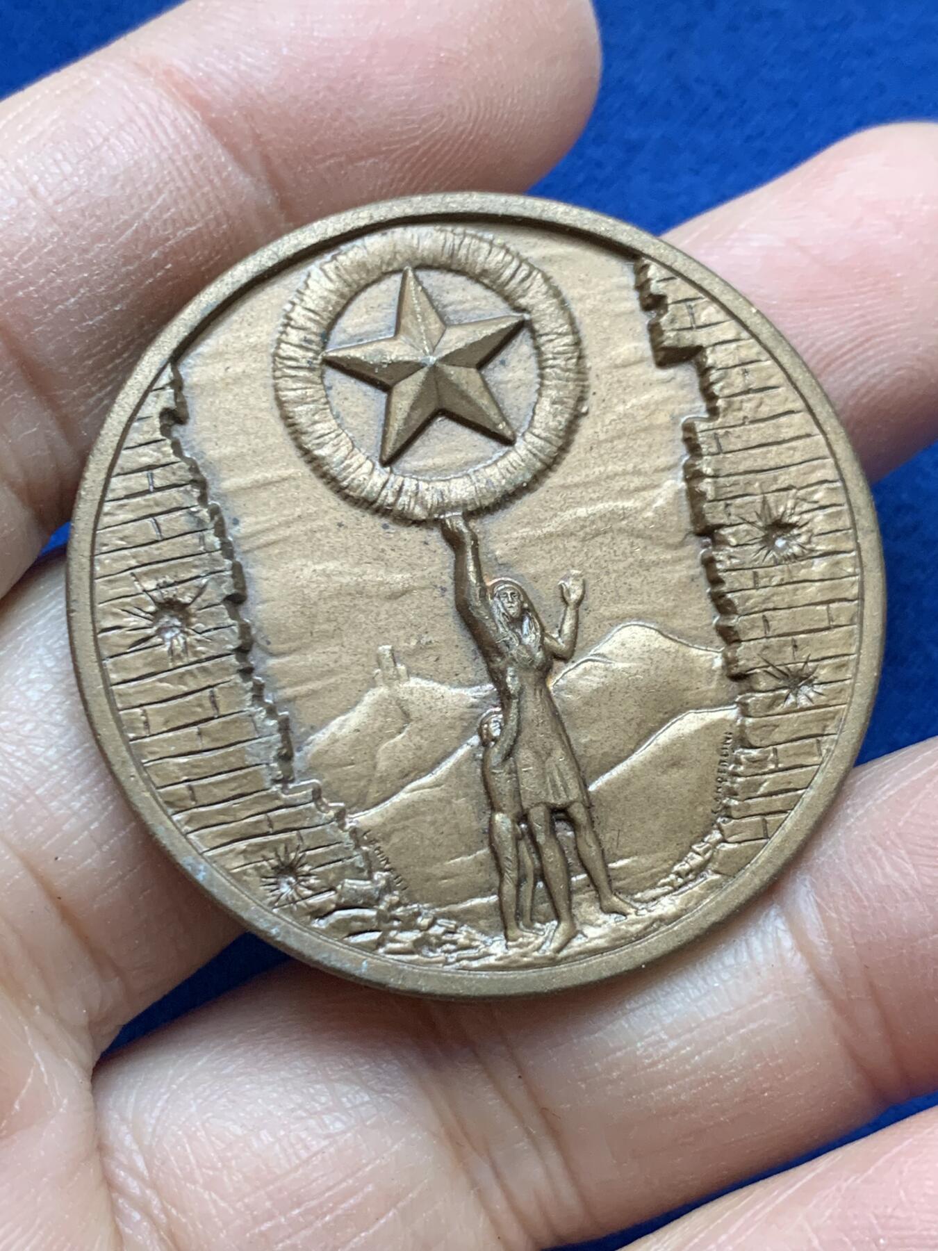 《竞宝斋》第443场 周日，周一，2场连拍 （全场包邮） 意大利二战抵抗运动‌纪念章 重约26.7克 40.1mm 双面高浮雕 细节见图