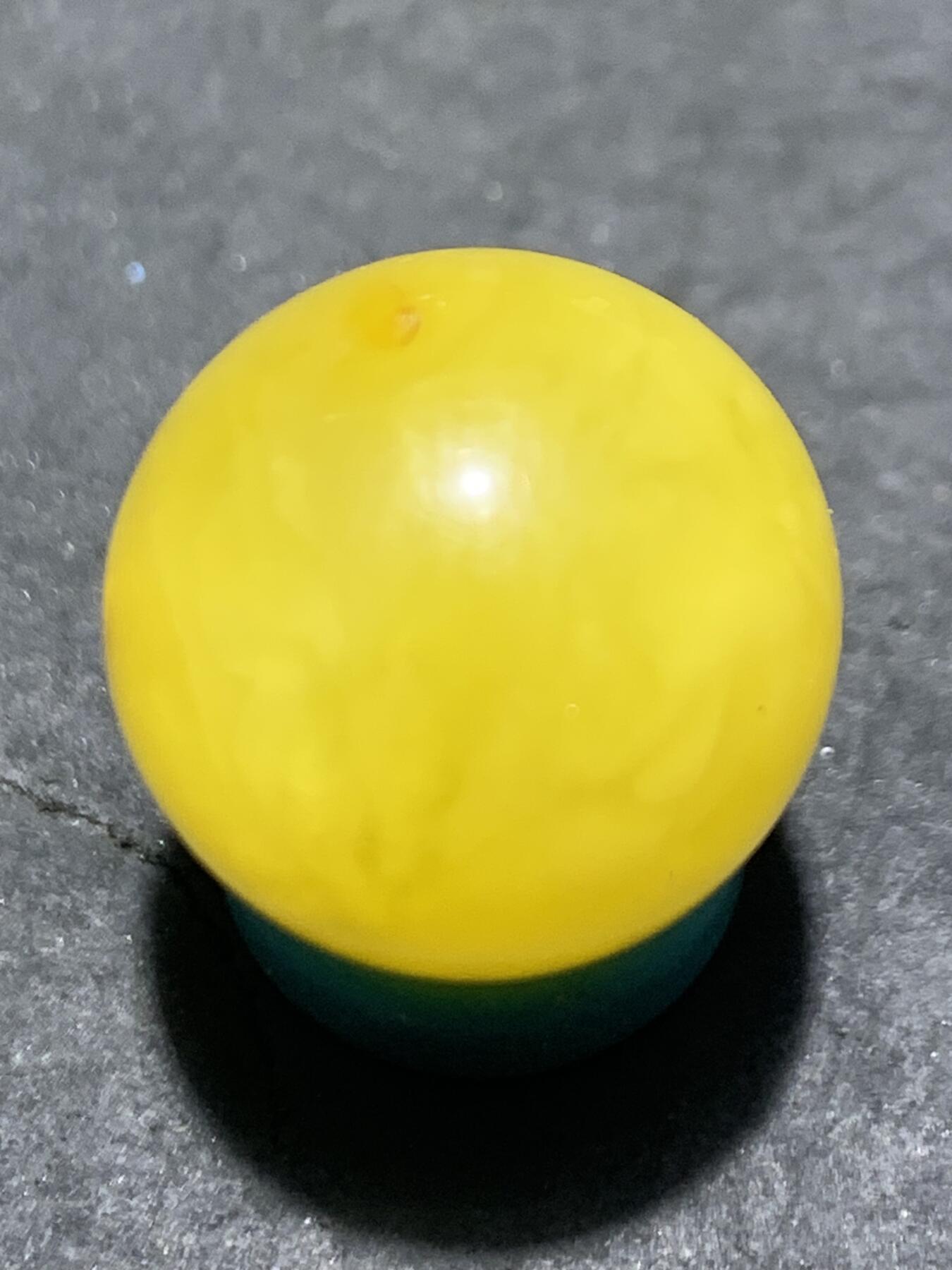 天然乌克兰原矿蜜蜡通货圆珠一颗，