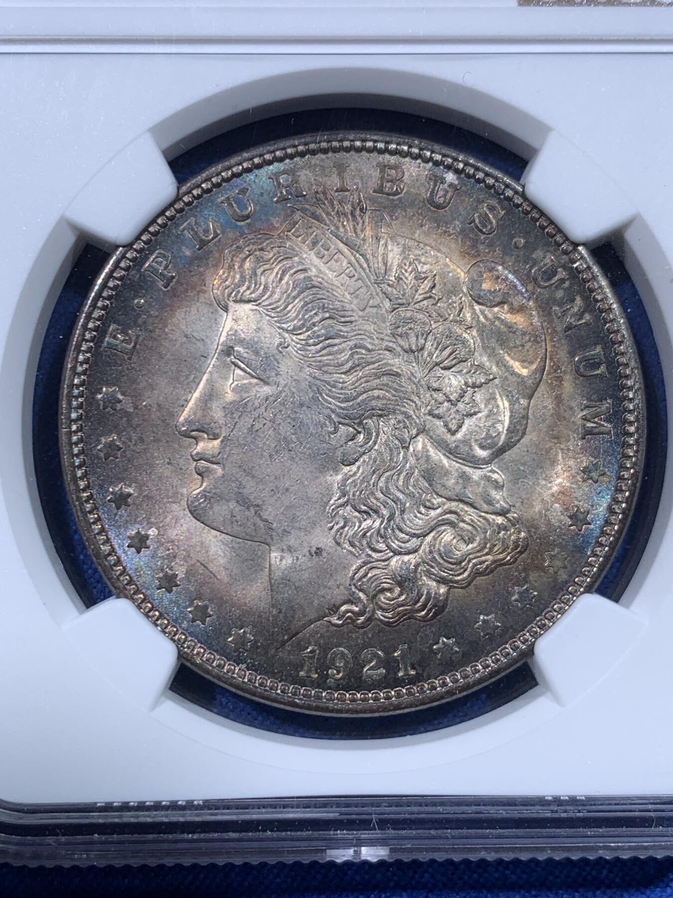 《竞宝斋》第443场 周日，周一，2场连拍 （全场包邮） NGC MS63 美国1921年摩根银币 卷首币，女神面均匀酱环彩，这种酱彩在国币上常见，在摩根上罕见。1921年关门年份摩根，彩币极少，这样均匀环彩更少。