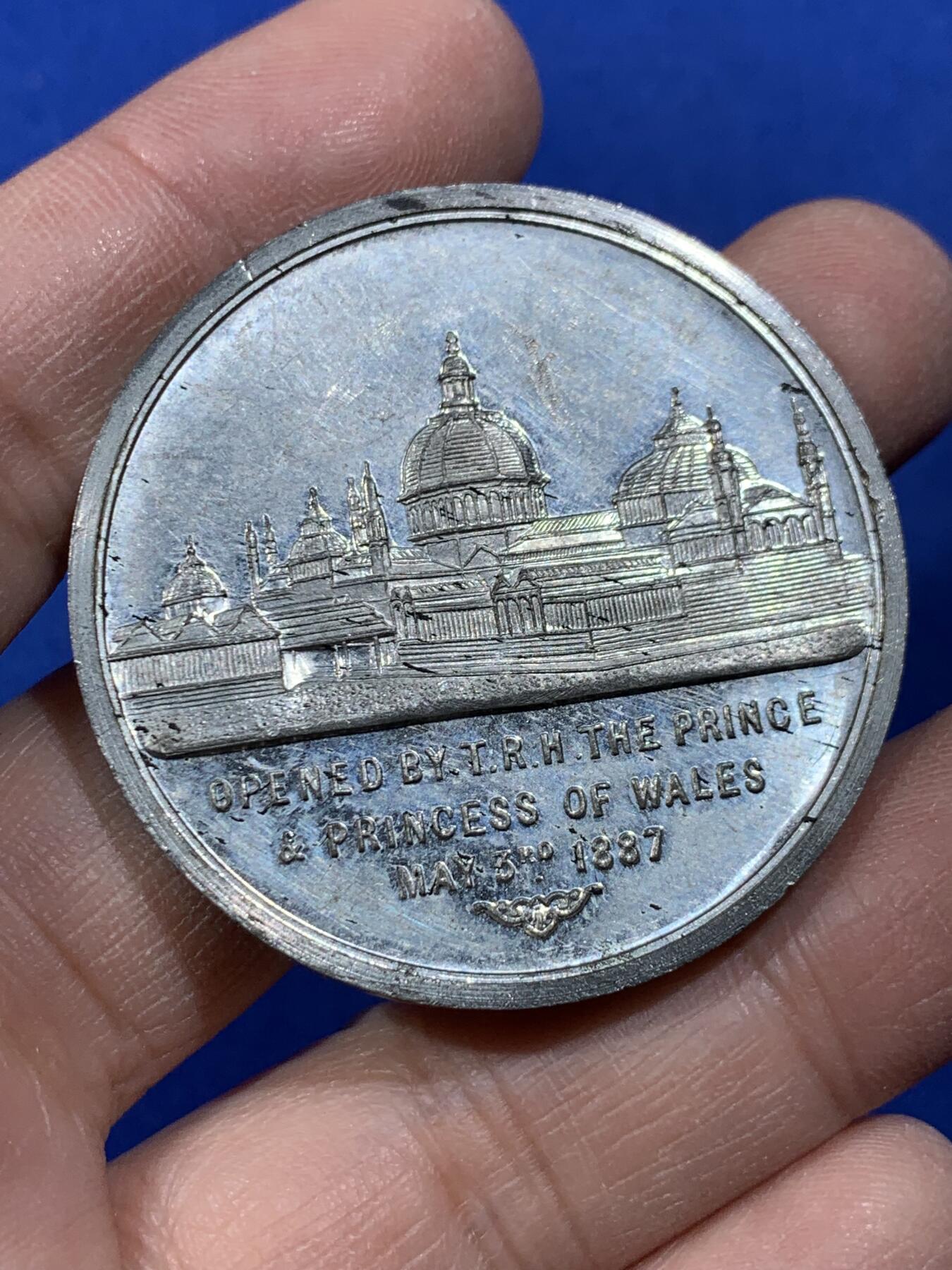 《竞宝斋》第443场 周日，周一，2场连拍 （全场包邮） 英国1887维多利亚女王曼彻斯特皇家禧年纪念大章，高浮雕白色金属，远比铜章稀少，直径44.7mm，重量32.9g，带盒。