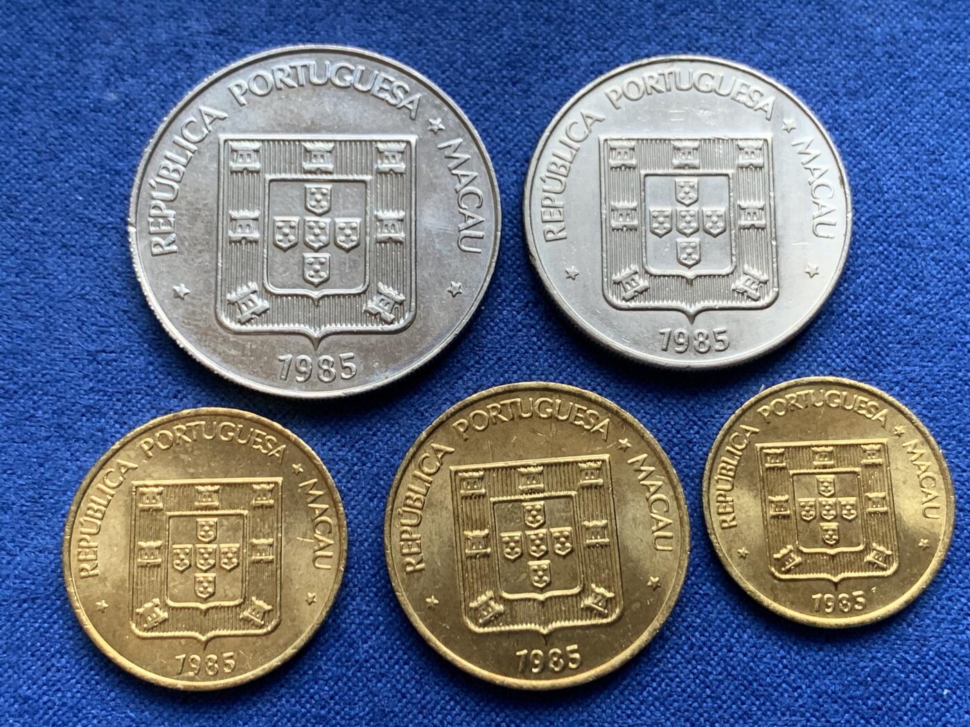 《竞宝斋》第443场 周日，周一，2场连拍 （全场包邮） 五枚一组 澳门1985年龙/鱼/福/禄/寿币 少见