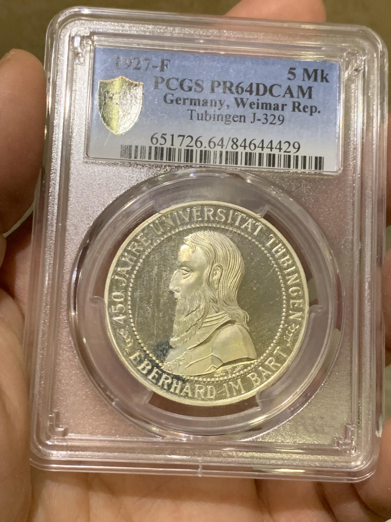 《竞宝斋》第443场 周日，周一，2场连拍 （全场包邮） PCGS PR64DCAM 德国魏玛1927年图宾根大学5马克精制银币，正面为大学创始人埃伯哈德公爵，稀有品种普制都不多见，这枚是近百年前的顶级深度镜面币！