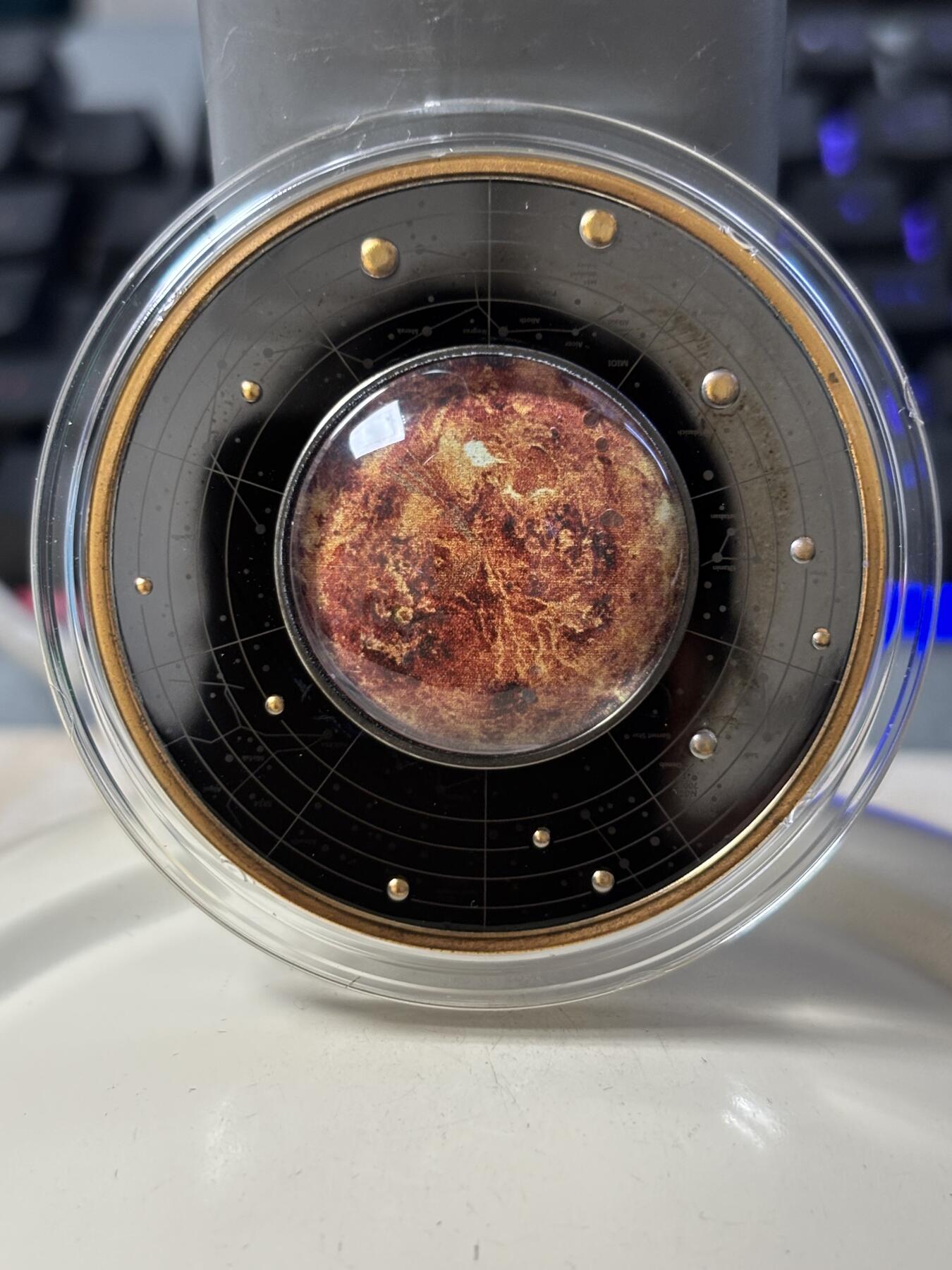 第184期拍卖 喀麦隆2021年太阳系系列金星钌化镀金彩印纪念银币，999银钌化镀金，17.5克，发行555枚，有氧化