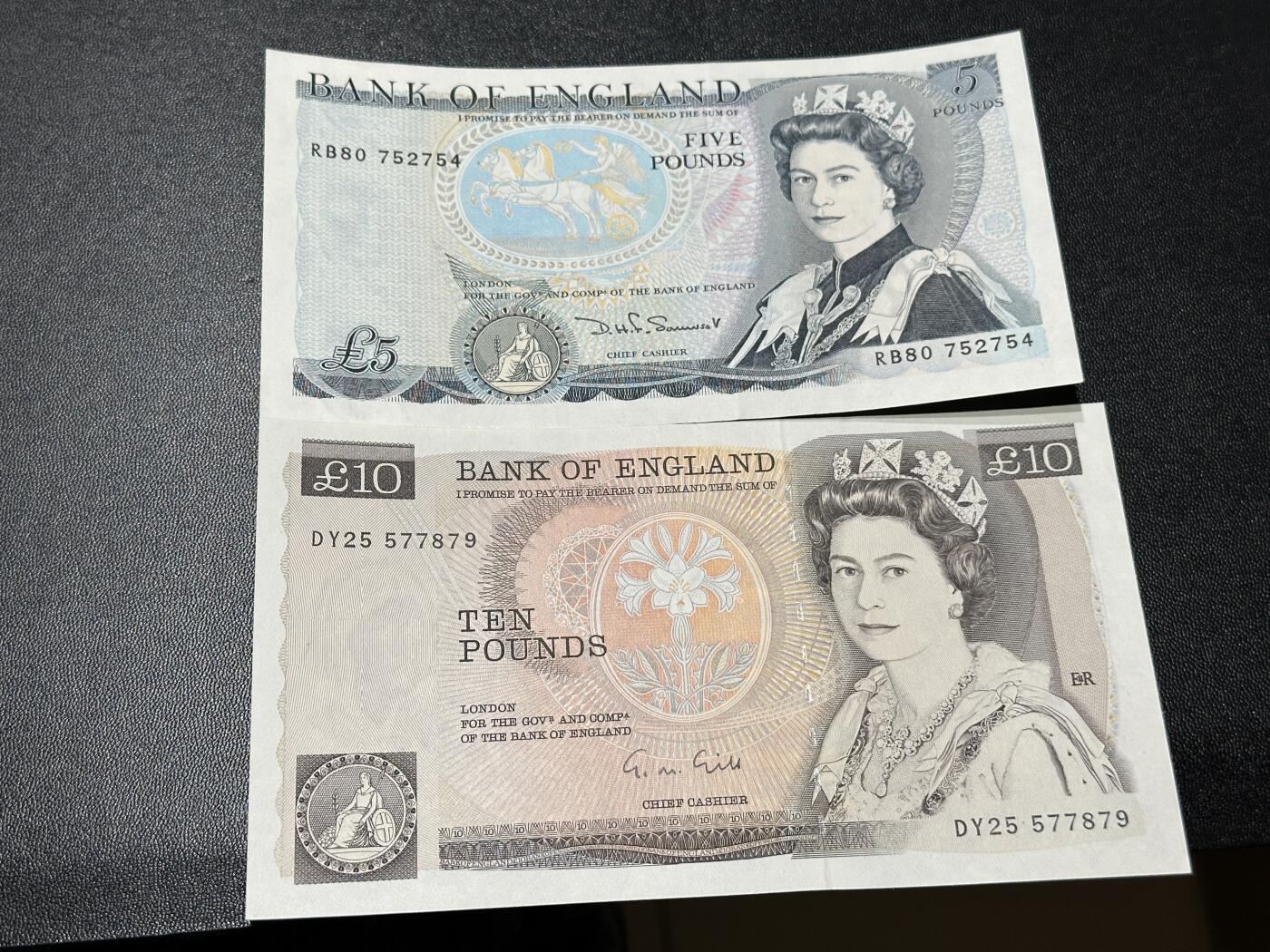 《外钞收藏家》第五百九十期（欧洲强钞、港币、硬通货及丰富裸币大拍场）（本平台长期征集拍品、欢迎藏友们联系合作） 英国D序列5和10镑 2张一起 UNC-