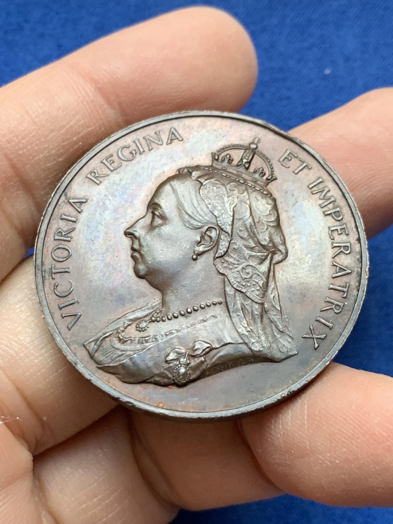 《竞宝斋》第443场 周日，周一，2场连拍 （全场包邮） 英国1897年维多利亚女王在位60周年纪念铜章，32克，39mm，品相好。