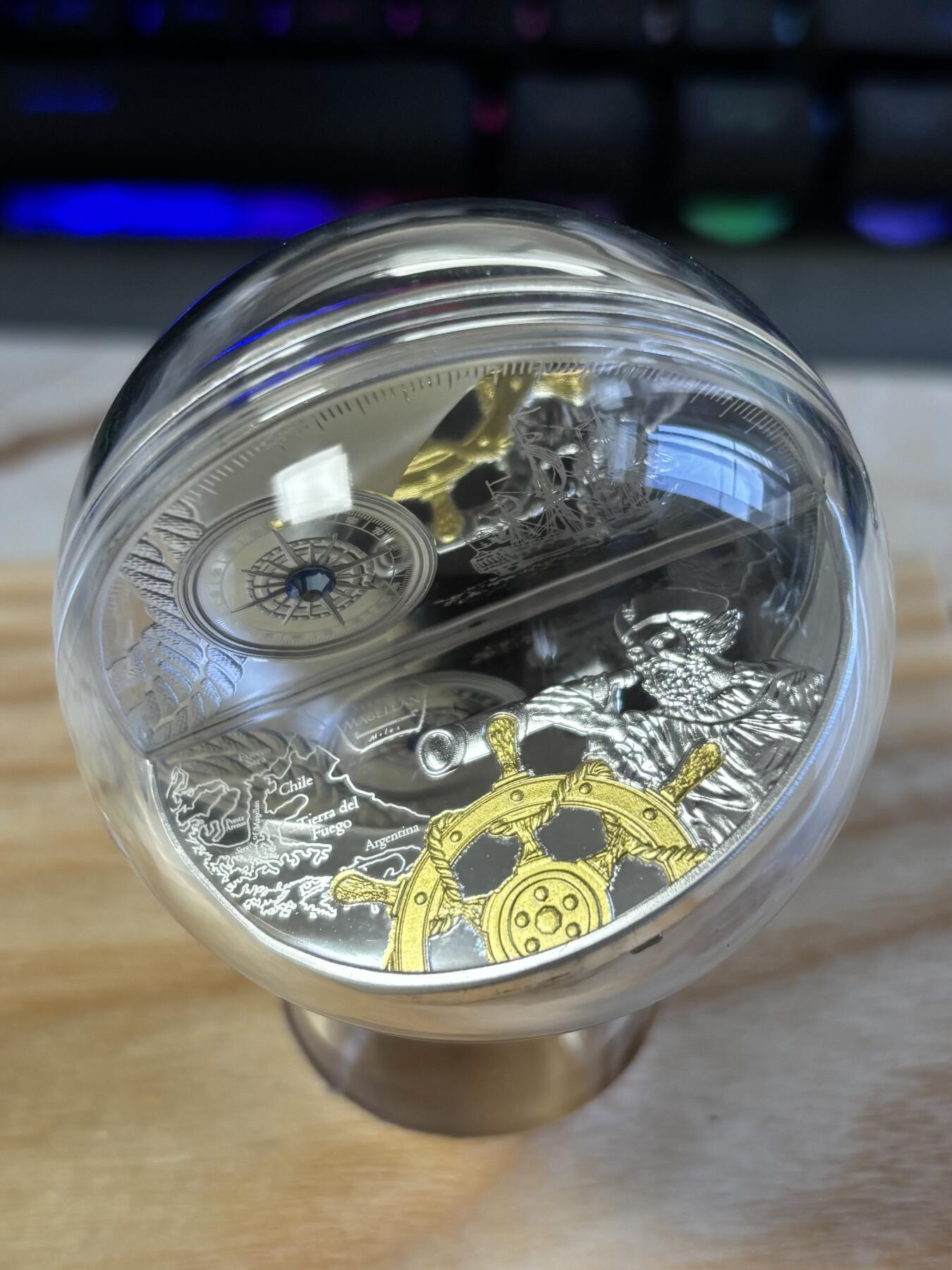 第183期拍卖 纽埃2021年麦哲伦环球航行立体镶嵌2盎司纪念银币，999银，发行333枚，亚克力盒有裂痕