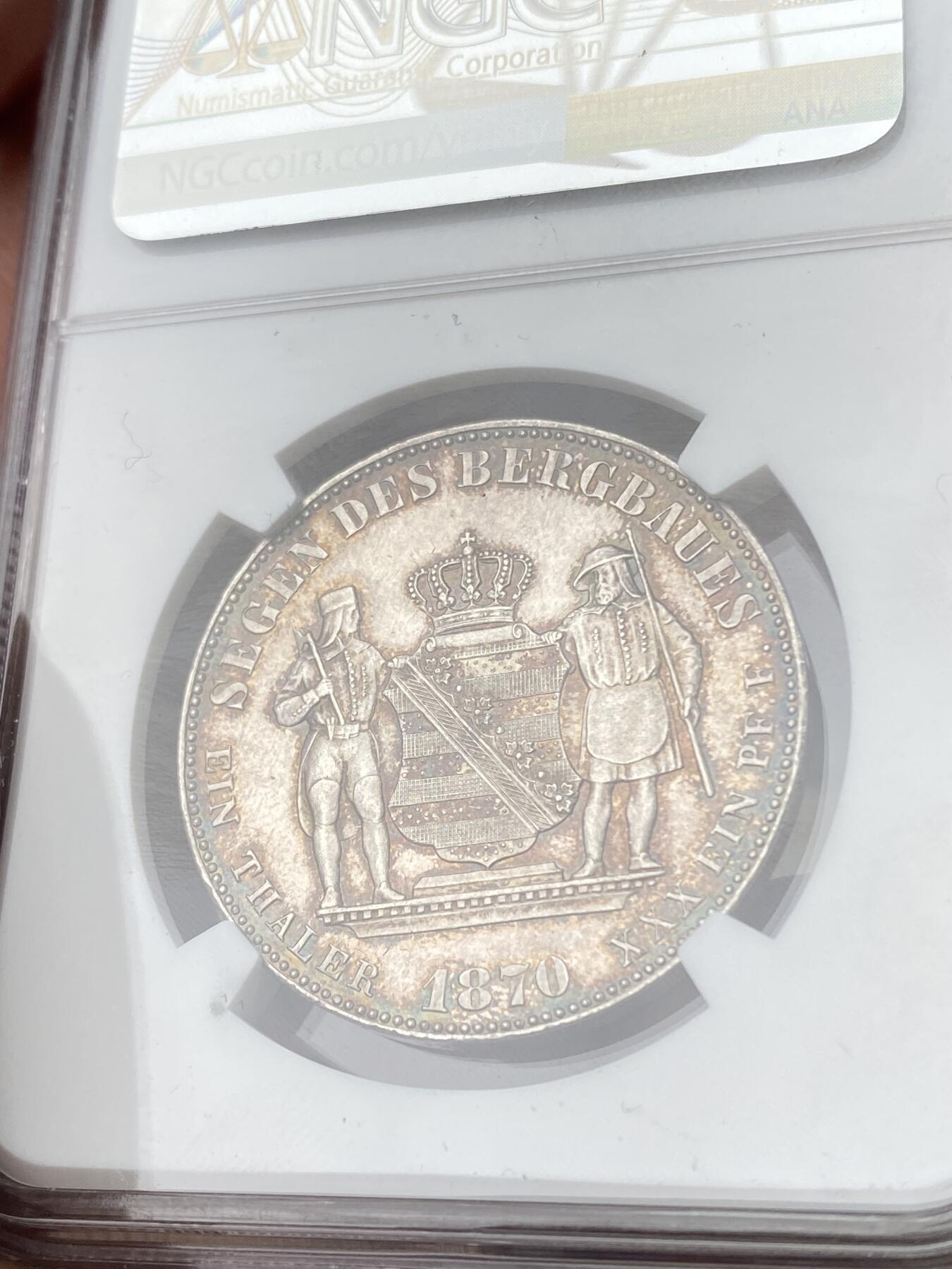 万国钱币拍卖第056期 NGC MS63 1870年德国萨克森流通矿业泰勒银币 双矿工护盾 淡玫瑰色五彩收藏品质