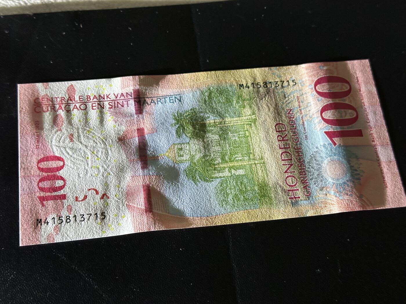 《外钞收藏家》第五百九十期（欧洲强钞、港币、硬通货及丰富裸币大拍场）（本平台长期征集拍品、欢迎藏友们联系合作） 2025年版库拉索和圣马丁100盾 全新UNC 尾715