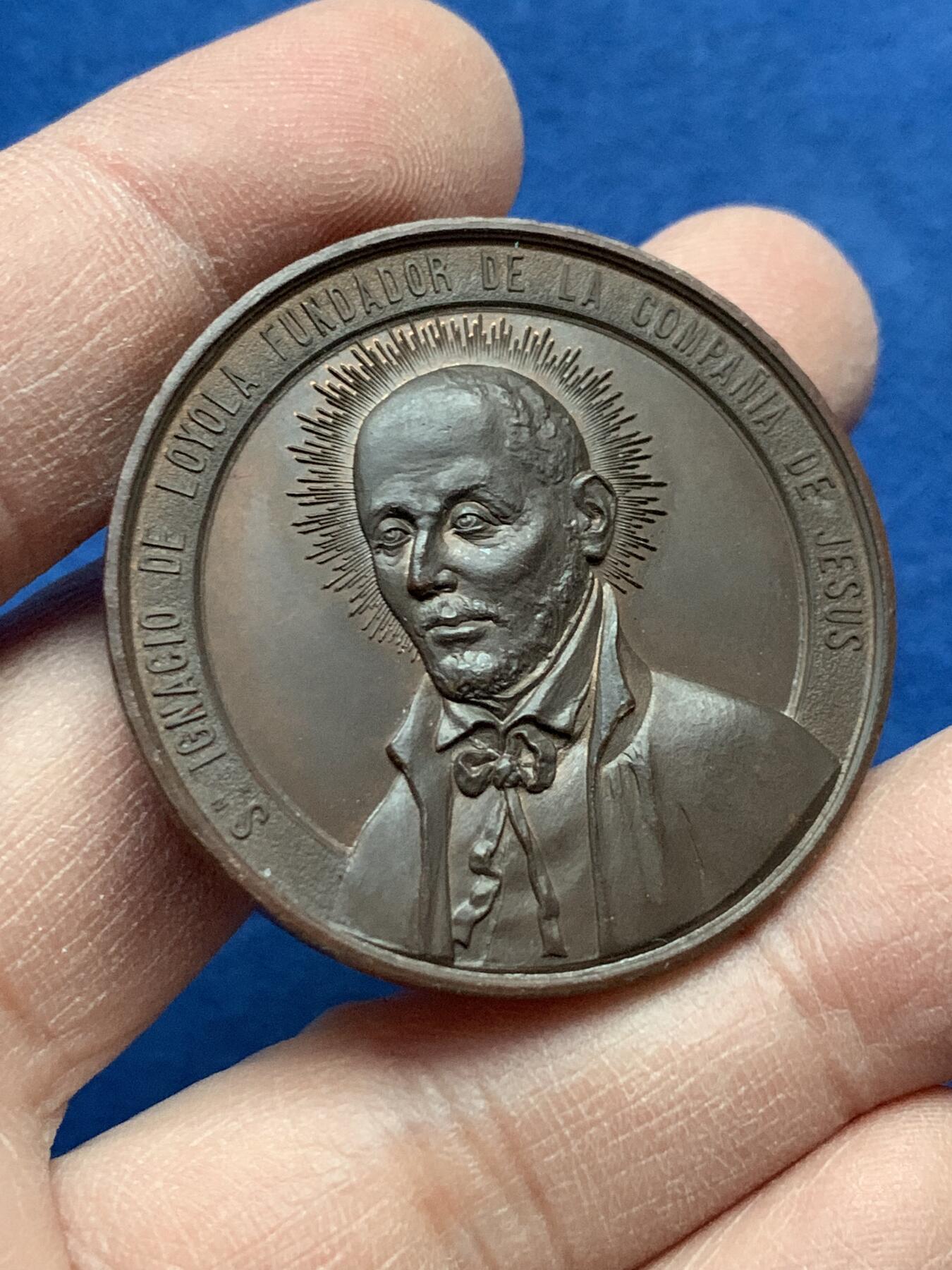 《竞宝斋》第443场 周日，周一，2场连拍 （全场包邮） 耶稣会学院纪念铜章 高浮雕 好细节 23.3克 40.2mm 带盒  正面：依纳爵·罗耀拉，耶稣会创始人