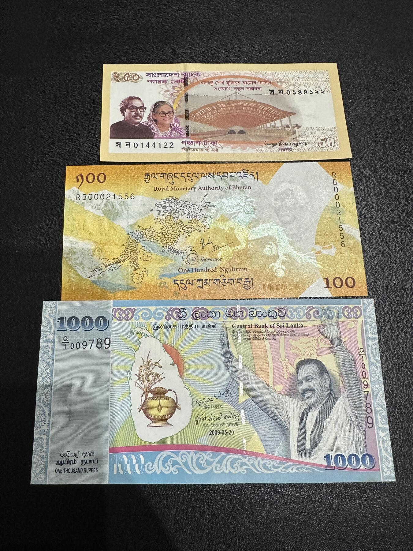 《外钞收藏家》第五百九十期（欧洲强钞、港币、硬通货及丰富裸币大拍场）（本平台长期征集拍品、欢迎藏友们联系合作） 孟加拉、不丹、斯里兰卡 3张纪念钞带原装册子一起