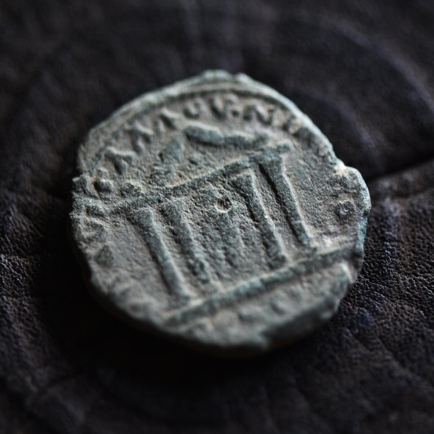 【良泉】【2025年最后一场】12月18日晚19.30点开拍！188组【直播场】西方古代钱币、丝路杂项、印章！ 【罕见】公元193-211年【古罗马·行省】伊斯特河畔的尼卡波利斯城，塞普提米乌斯·塞维鲁，尼卡波利斯城罗马执政官代表——奥勒留··加卢斯打制（VΠ AV ΓAΛΛOY NIKOΠOΛITΩN ΠΡOC IC）神庙铜币，5.87克