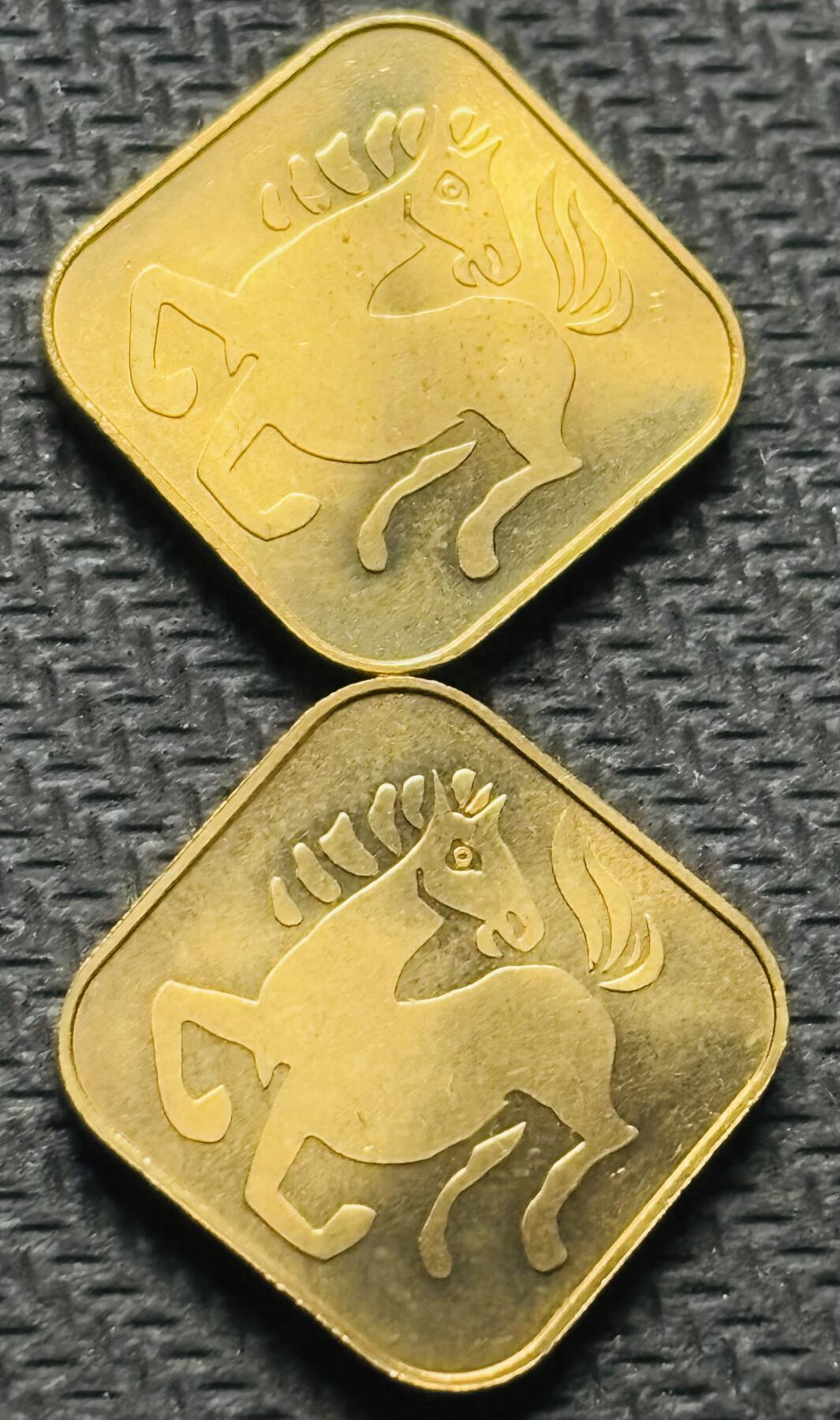 文馨钱币收藏第 284 场，【 长期接收代拍品】老藏家拍品南朝鲜李承晚时期货币，泰国大型纪念币，土耳其各时期及各国套币场 全新日本 2002 年马年纪念铜章 2 枚