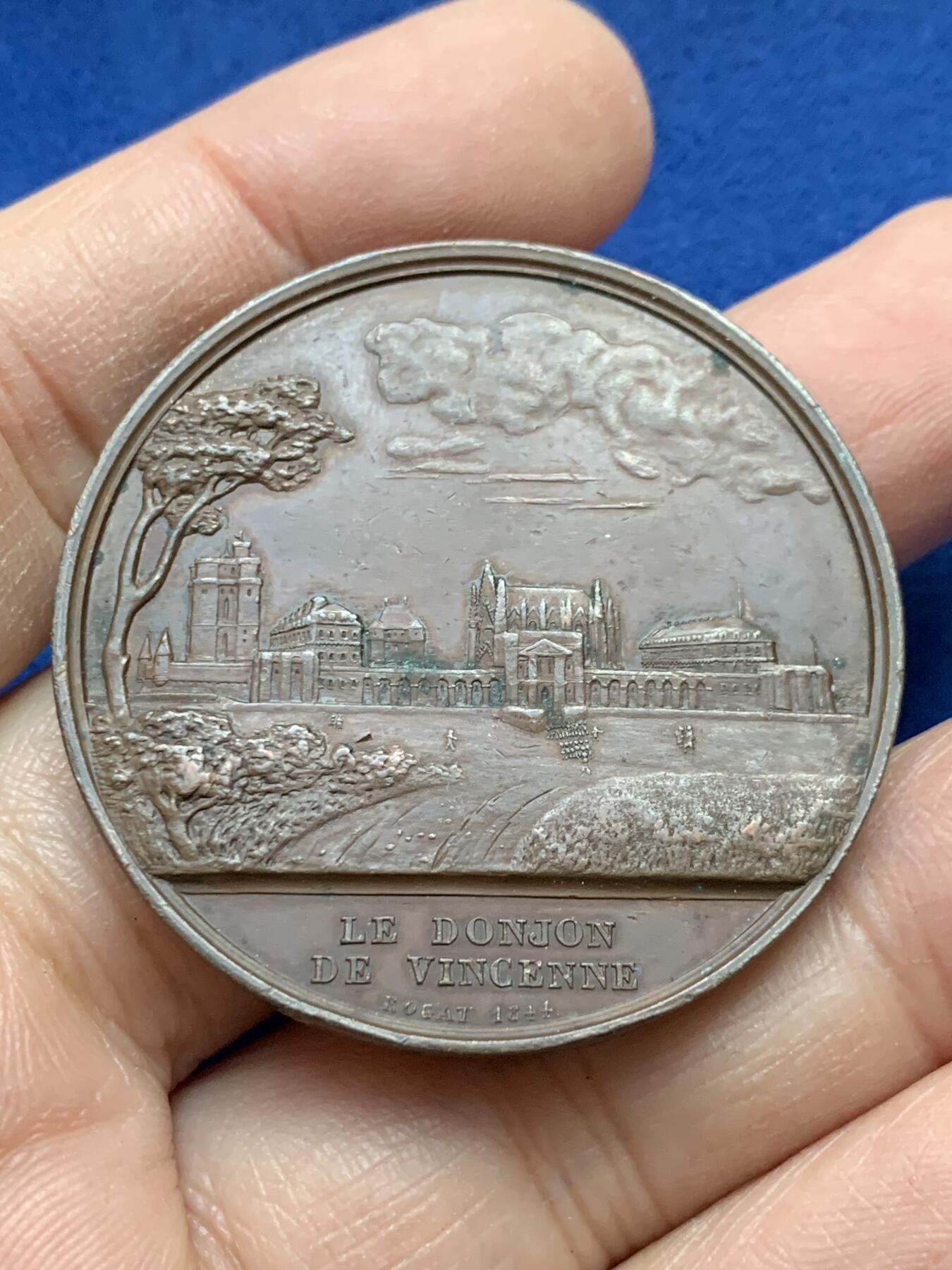 《竞宝斋》第443场 周日，周一，2场连拍 （全场包邮） 法国大革命-攻占巴士底狱纪念铜章 43.65克 42.2mm 船首边铭 早期版本 双面高浮雕 细节细腻