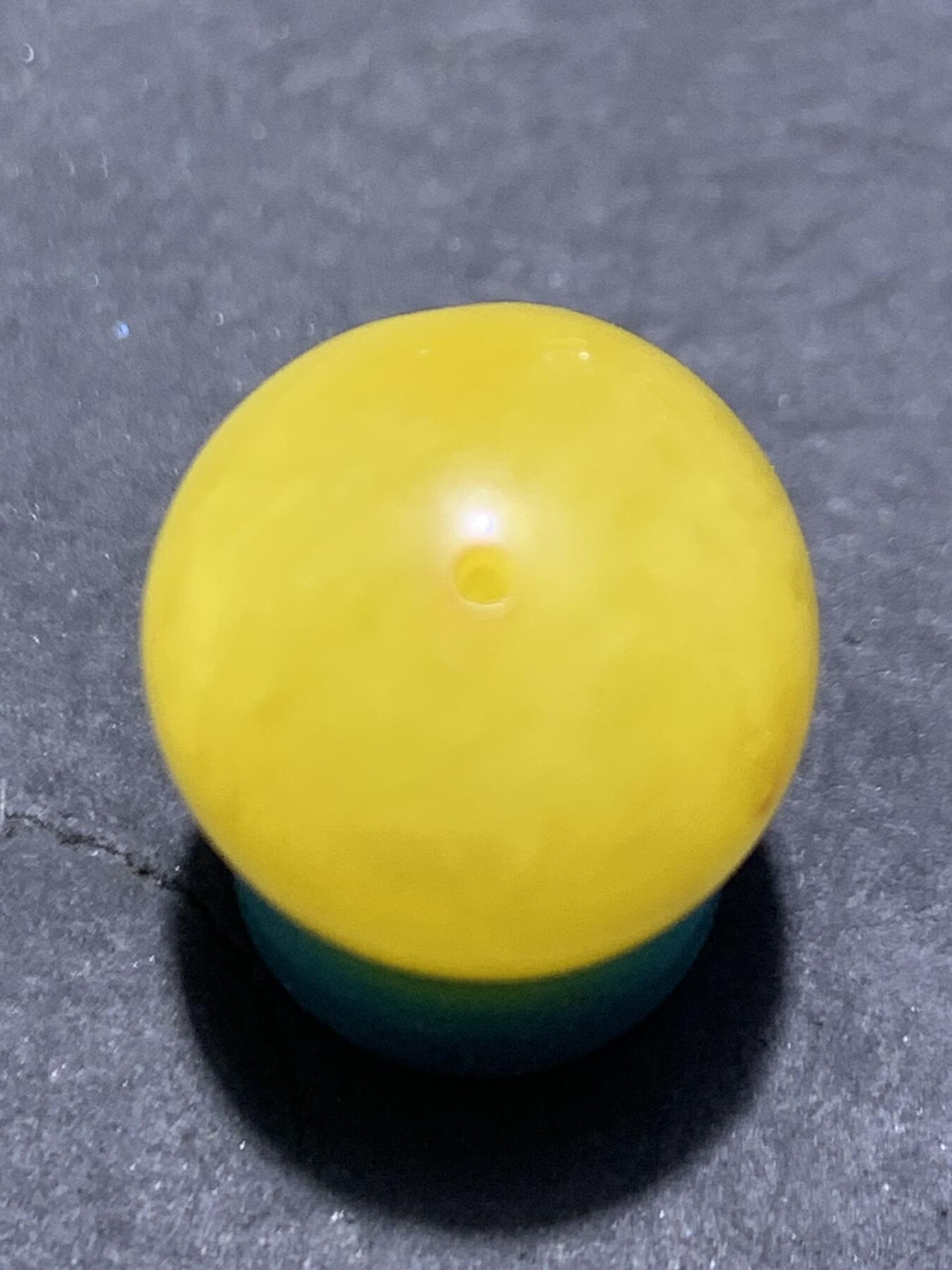 天然乌克兰原矿蜜蜡通货圆珠一颗，