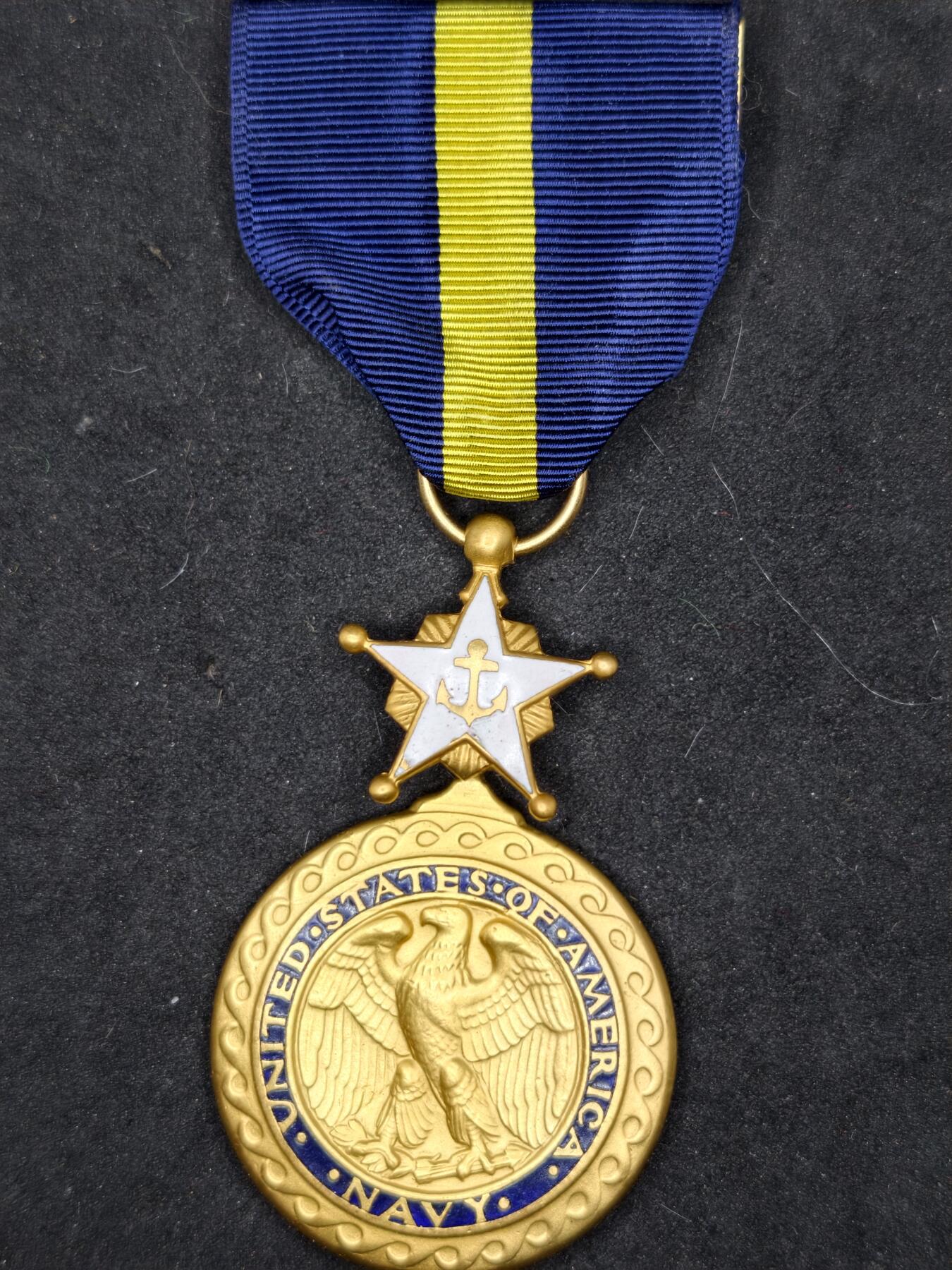 凯旋世界勋赏（第20期）（欢迎送拍）（对拍品有疑问请询问客服，不接受到手刀，出价默认拍品品相。请认真阅读拍卖规则！出价默认已认可！）（收到货请录制开箱视频，无视频概不处理问题。） 美国海军杰出服役勋章