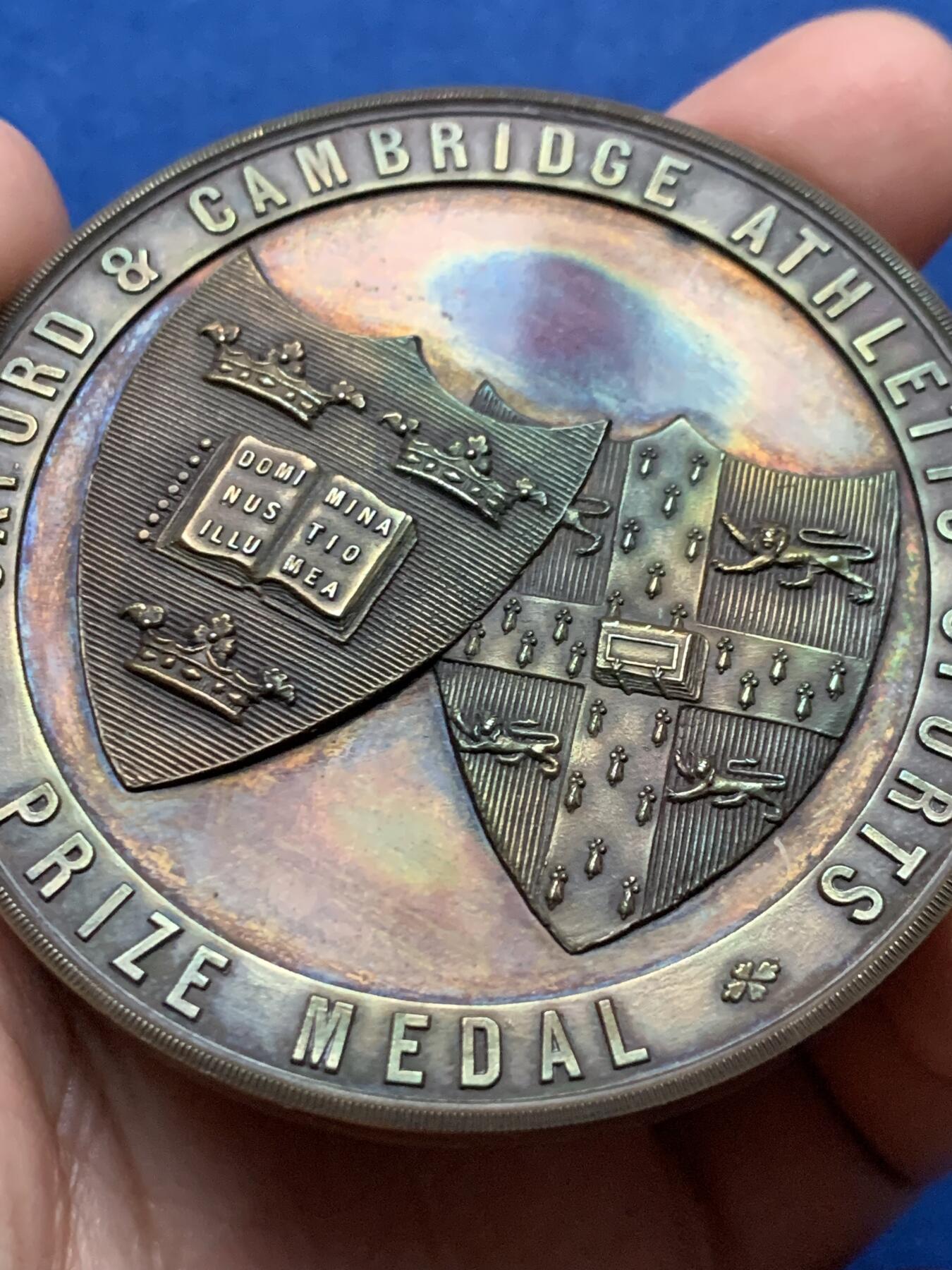 《竞宝斋》第443场 周日，周一，2场连拍 （全场包邮） 英国牛津和剑桥大学竞技运动1911年大型铜奖章，98.7克，60.2mm，盒装，用于牛津对决剑桥的运动赛事中，此章颁发给了一英里田径比赛的第二名R.D.C.LARKE