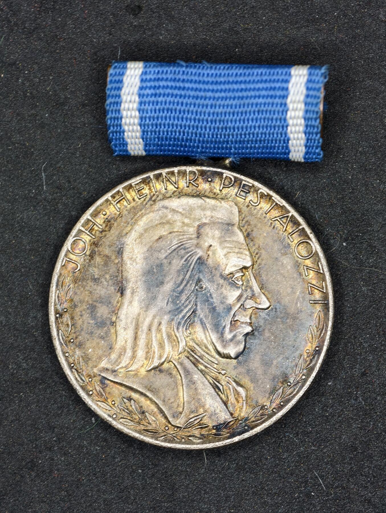 凯旋世界勋赏（第20期）（欢迎送拍）（对拍品有疑问请询问客服，不接受到手刀，出价默认拍品品相。请认真阅读拍卖规则！出价默认已认可！）（收到货请录制开箱视频，无视频概不处理问题。） DDR斐斯泰洛齐奖章