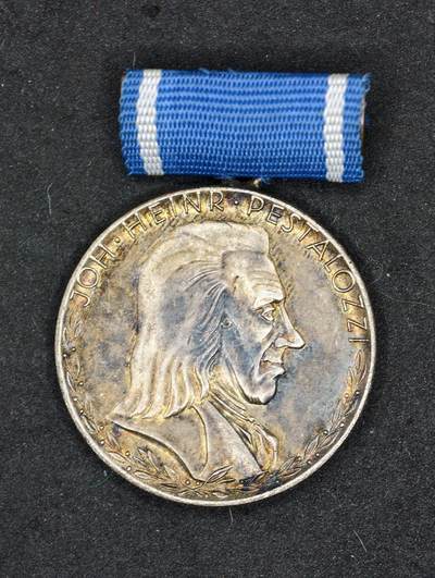 凯旋世界勋赏（第20期）（欢迎送拍）（对拍品有疑问请询问客服，不接受到手刀，出价默认拍品品相。请认真阅读拍卖规则！出价默认已认可！）（收到货请录制开箱视频，无视频概不处理问题。） - DDR斐斯泰洛齐奖章