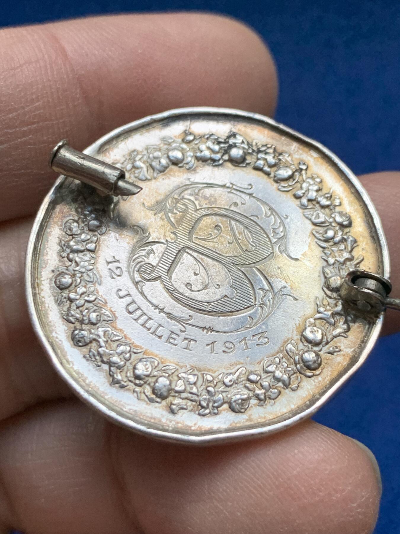 《竞宝斋》第443场 周日，周一，2场连拍 （全场包邮） 法国1913年婚姻银章老改胸针 32mm 16.1g 蜜蜂边铭 细节见图